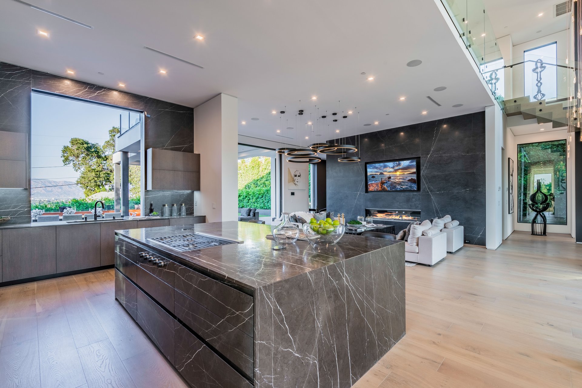 3958 Sunswept Dr