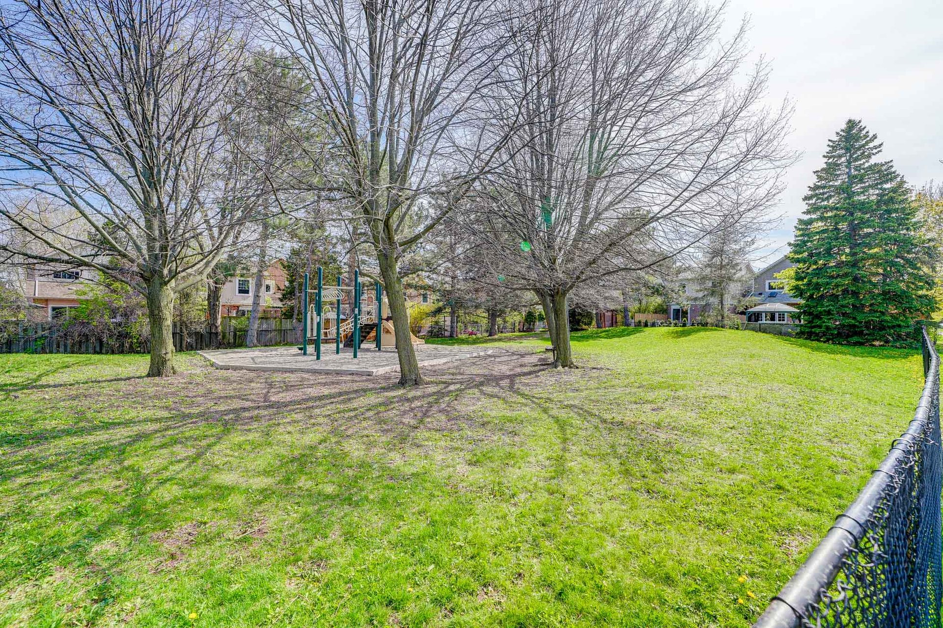 1087 Runnymead Cres