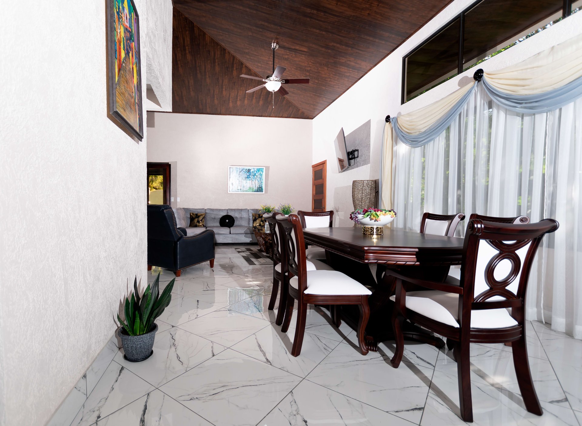 BRAND NEW 3-bedroom home, 5 minutes to Dominical Beach.
