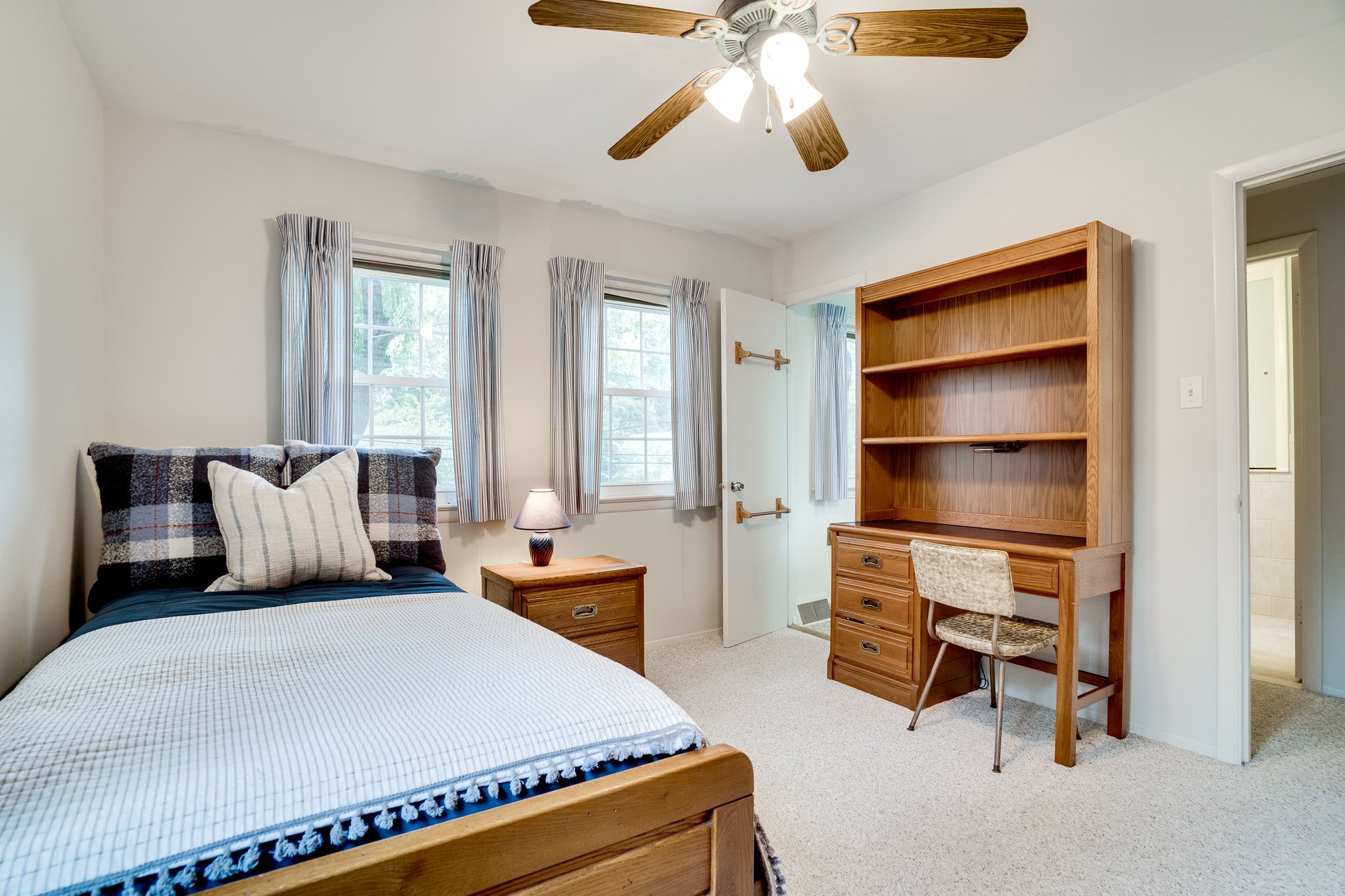 8609 Cyrus Pl