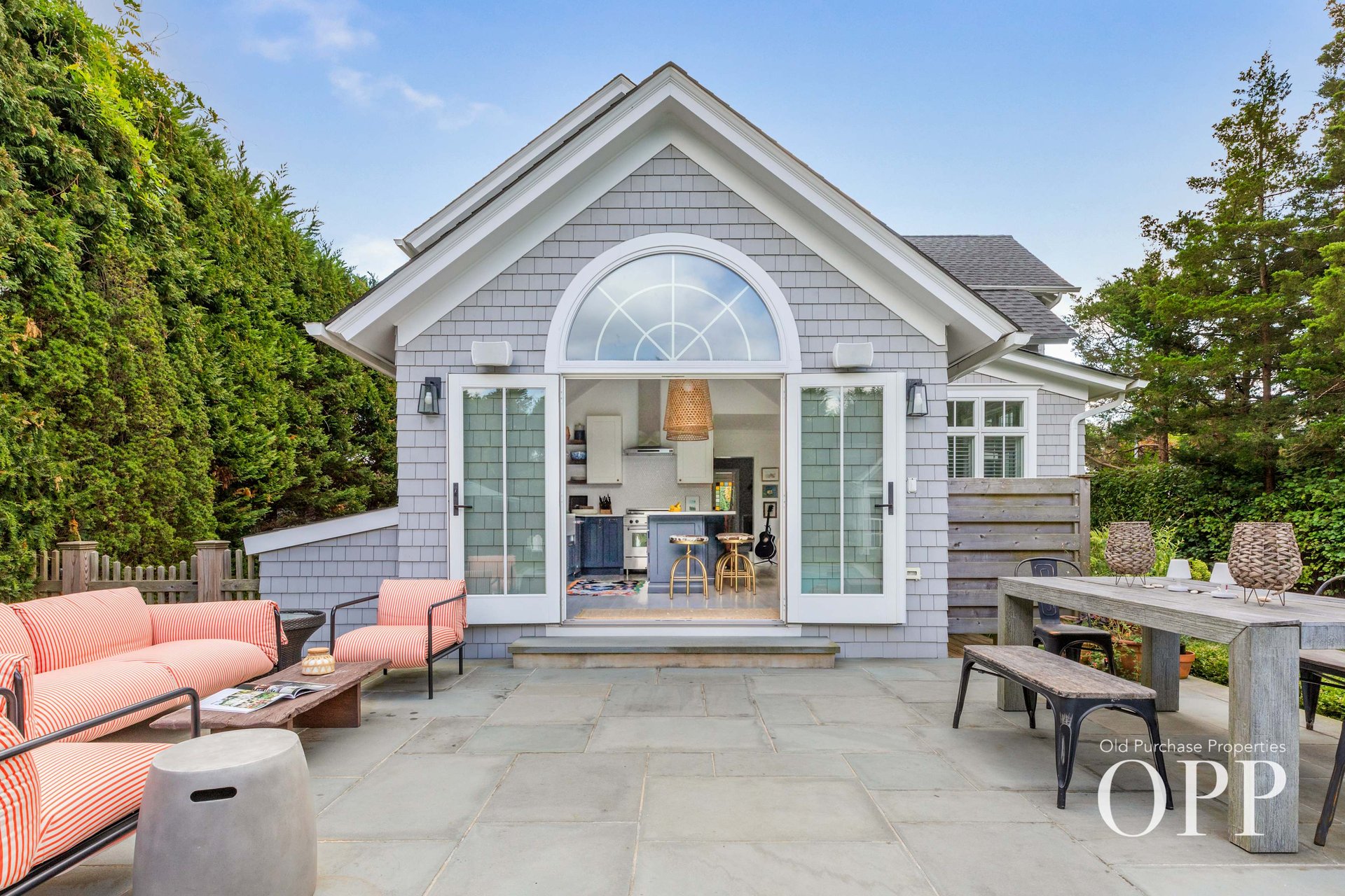 VILLAGE CLASSIC WITH POOL AND COTTAGE
