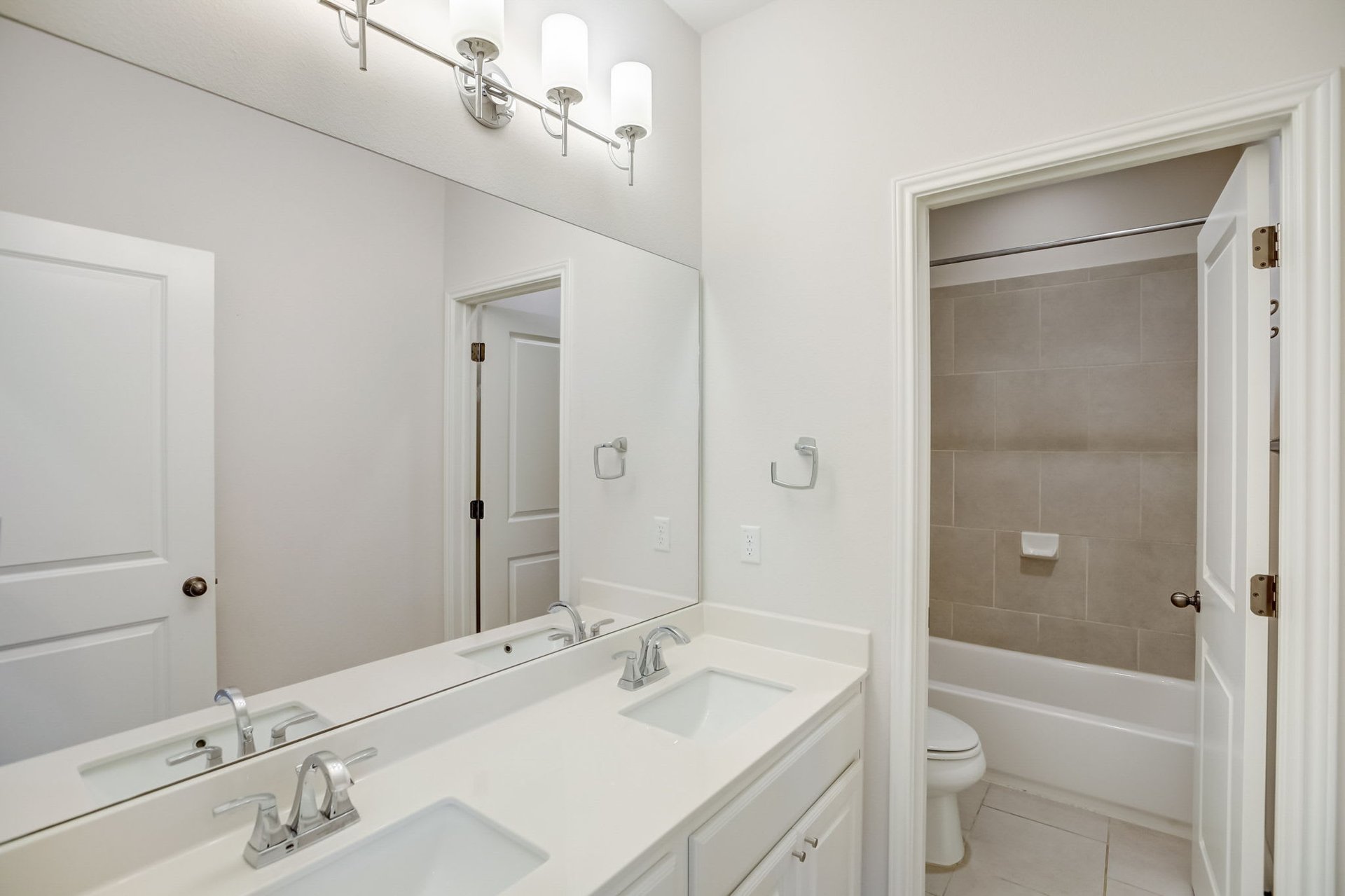 Spacious 4-Bedroom Home in The Preserve at Four Points – A+ School District, Open Floorplan, Luxurious Primary Suite, Covered Patio, and More!