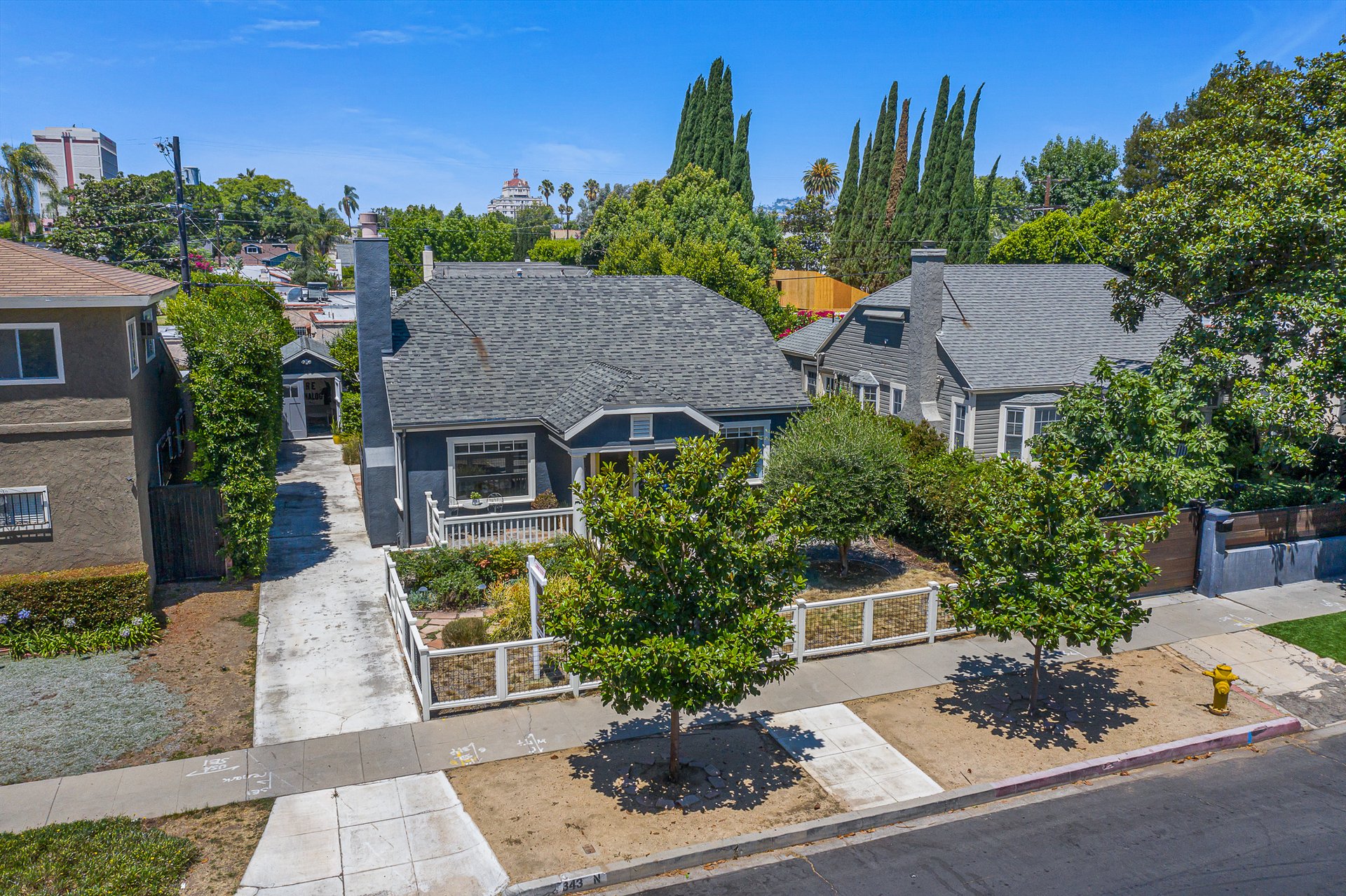 BEAUTIFUL & BRIGHT circa-1920's Craftsman "Cal-Bungalow" Home in Larchmont Village.