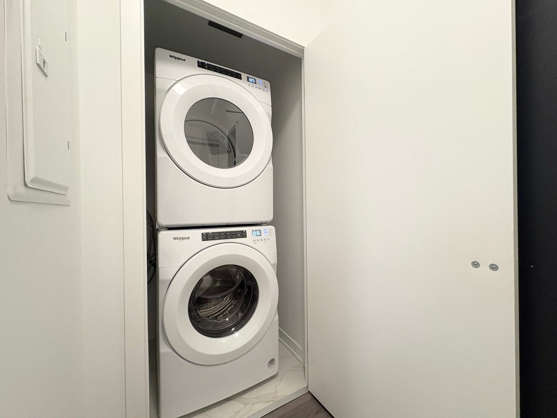 395 Dundas St W Unit: 223