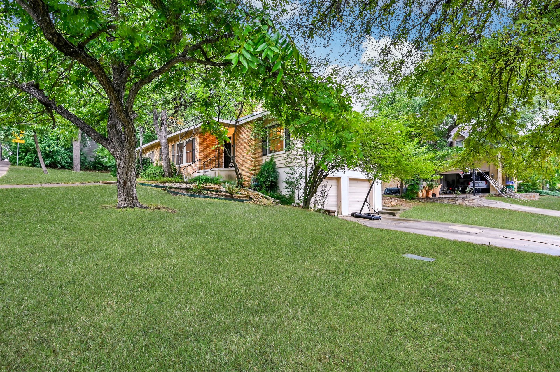 2506 Hillview Road 
