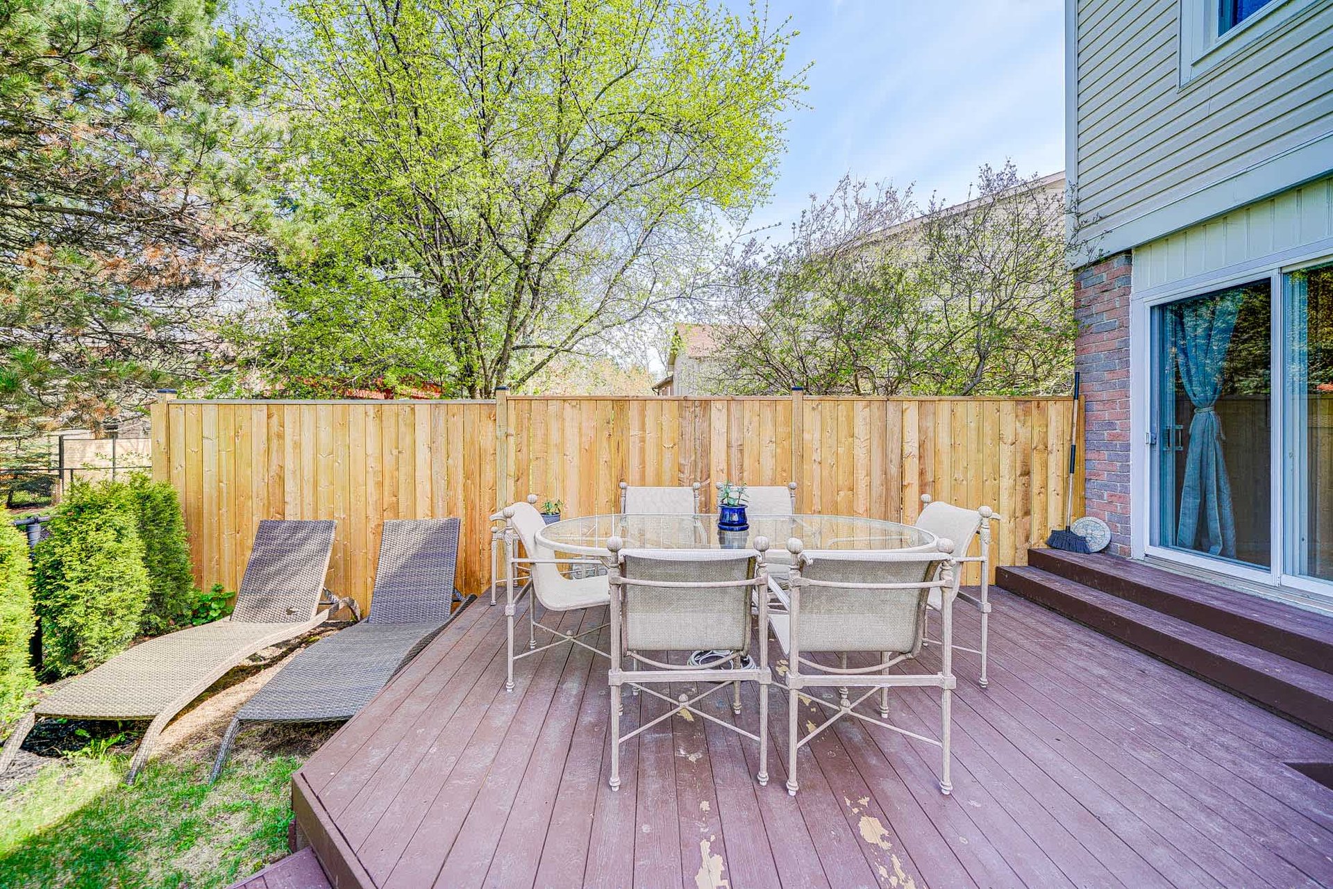 1087 Runnymead Cres
