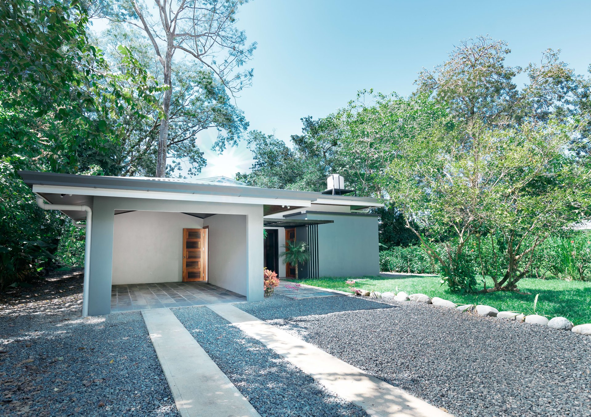 BRAND NEW 3-bedroom home, 5 minutes to Dominical Beach.