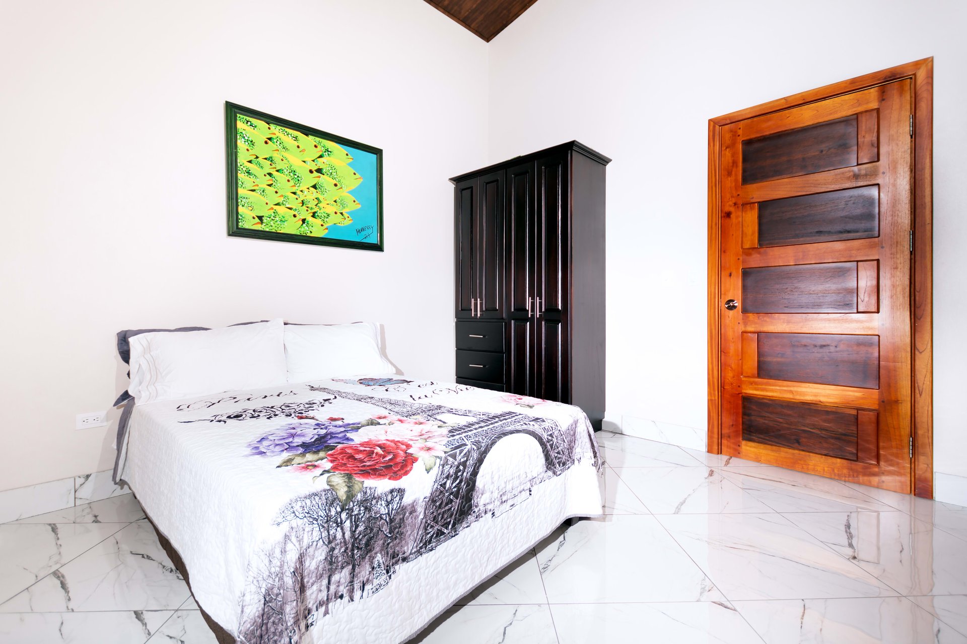 BRAND NEW 3-bedroom home, 5 minutes to Dominical Beach.