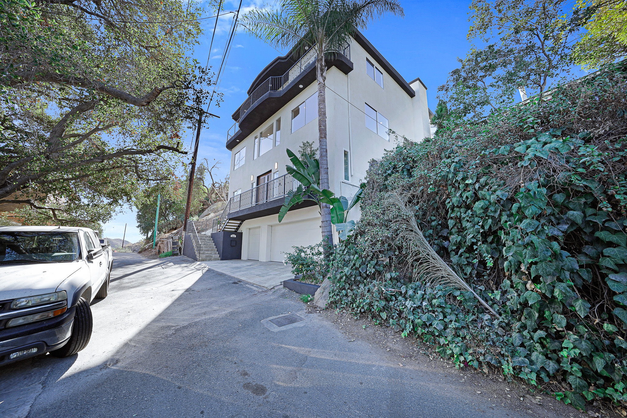 Immaculate & Turnkey Contemporary Home in Hollywood Hills