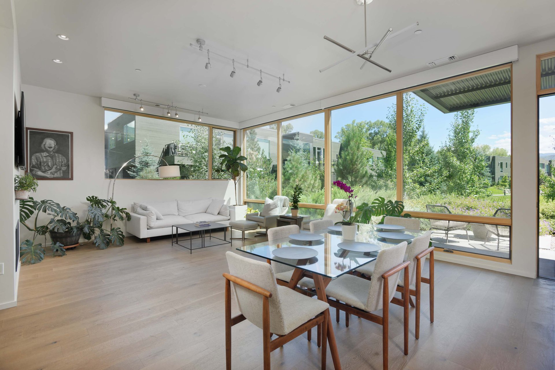 Gorgeous Park Mordern Condo
