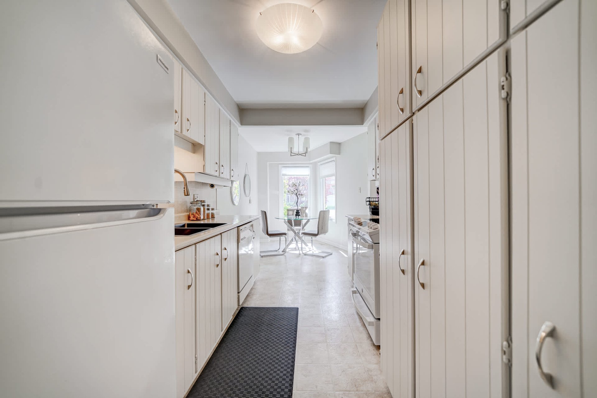 1087 Runnymead Cres