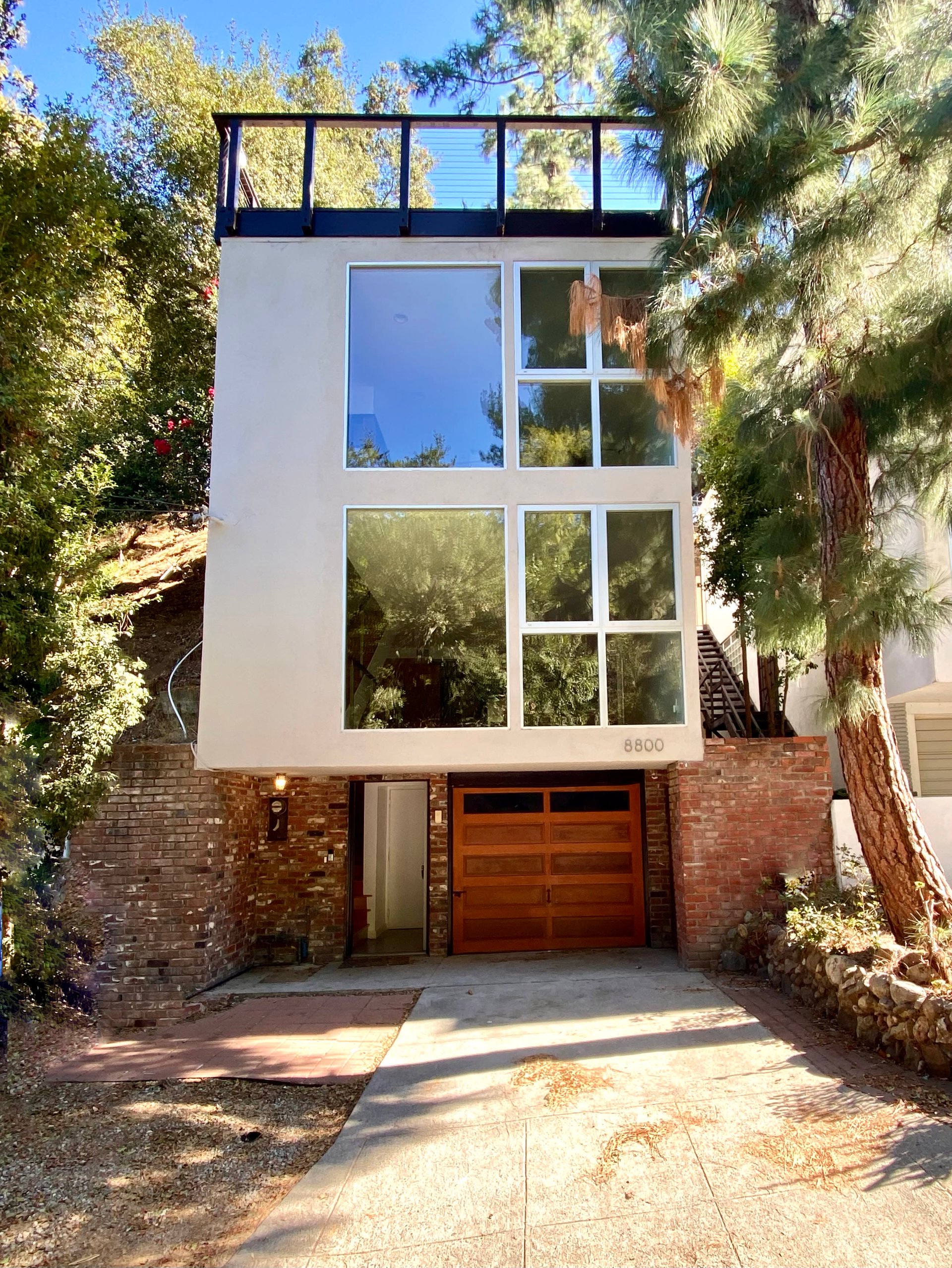 8800 Wonderland Avenue 