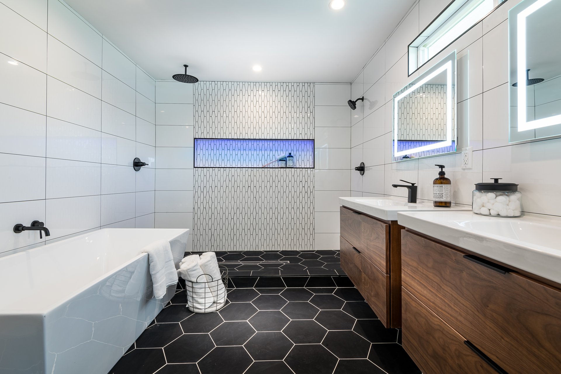 Mid-Century Smart Home in Woodland Hills