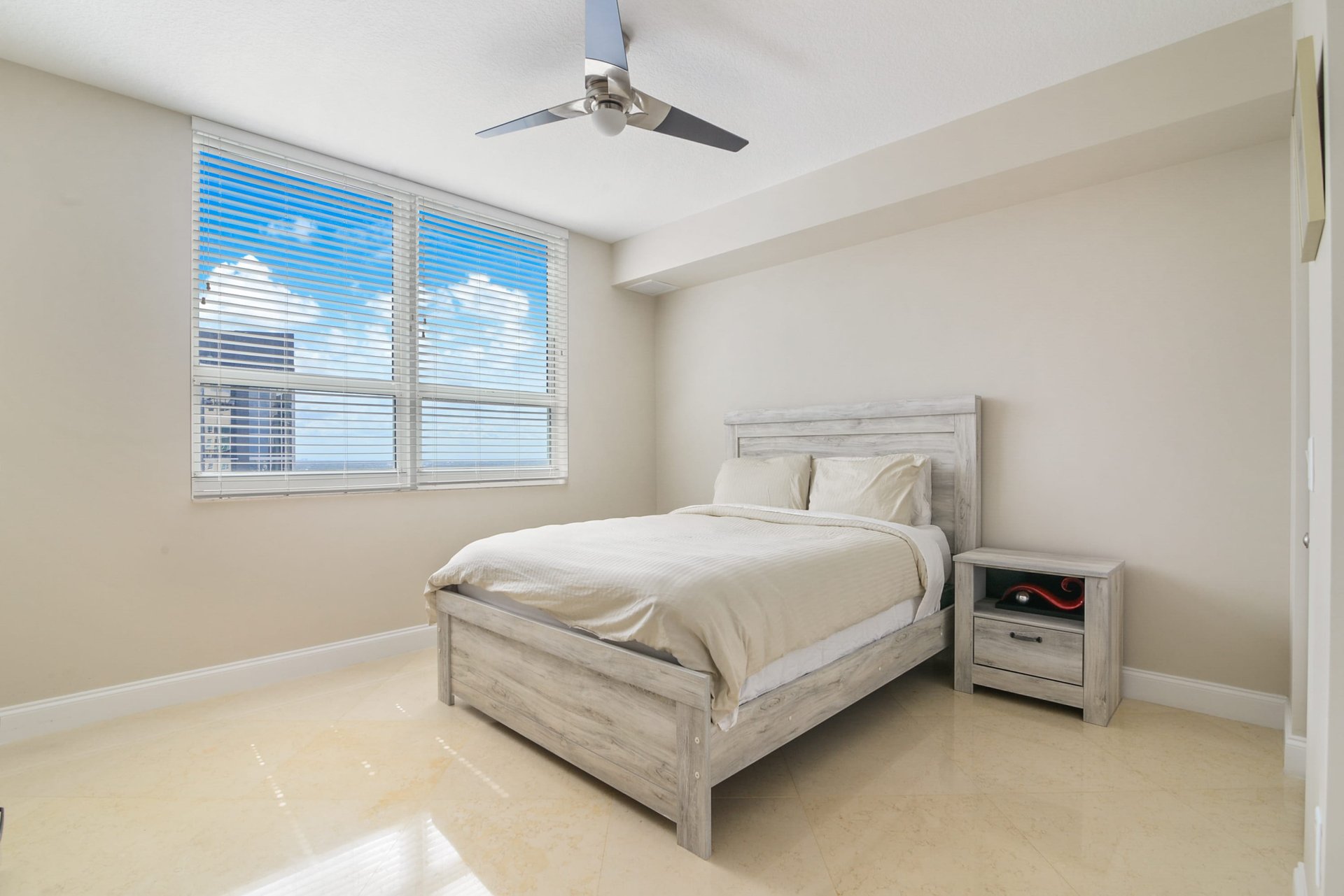 350 Las Olas Place 2820