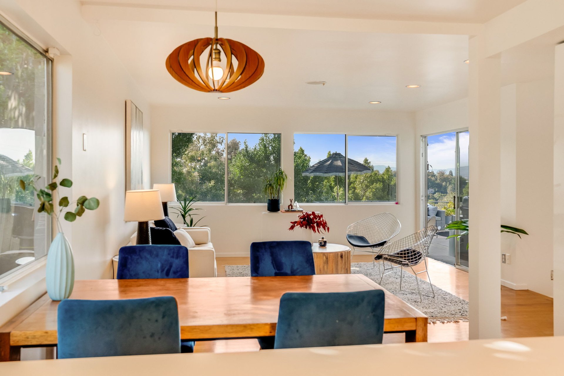 deLIGHTfull Mid Century in the Studio City "Donas"