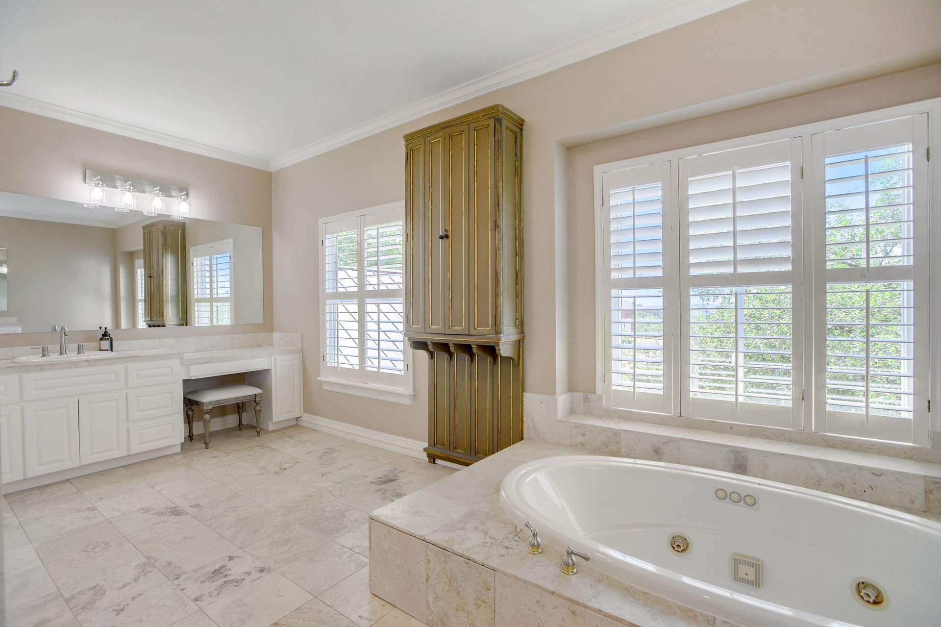 Hill Country Paradise: Luxurious 4/3 Home with Heated Pool/Spa and Spectacular Sunset Views in River Place!