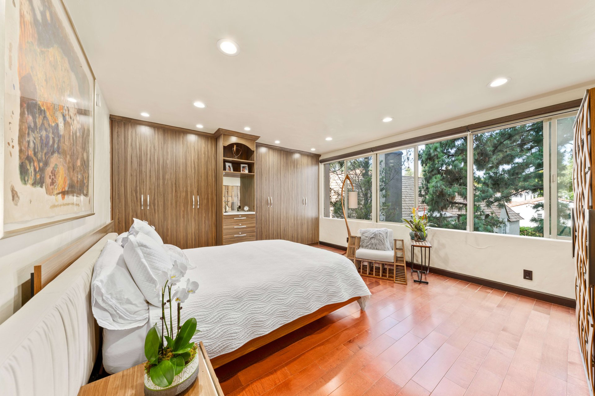 The Comstock #4E, Wilshire Corridor