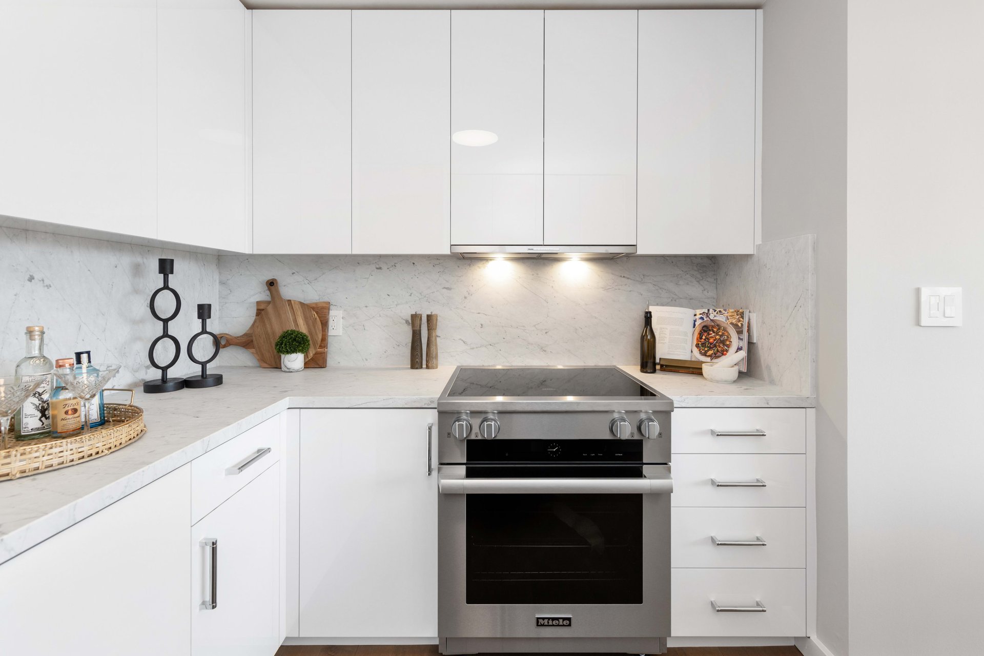 Just-Renovated Pacific Heights Condo With Southern Views