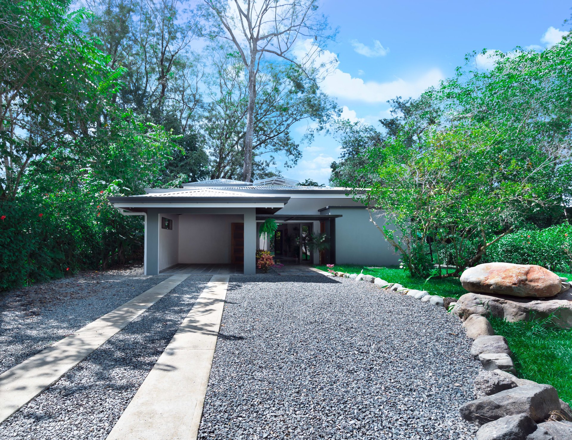 BRAND NEW 3-bedroom home, 5 minutes to Dominical Beach.