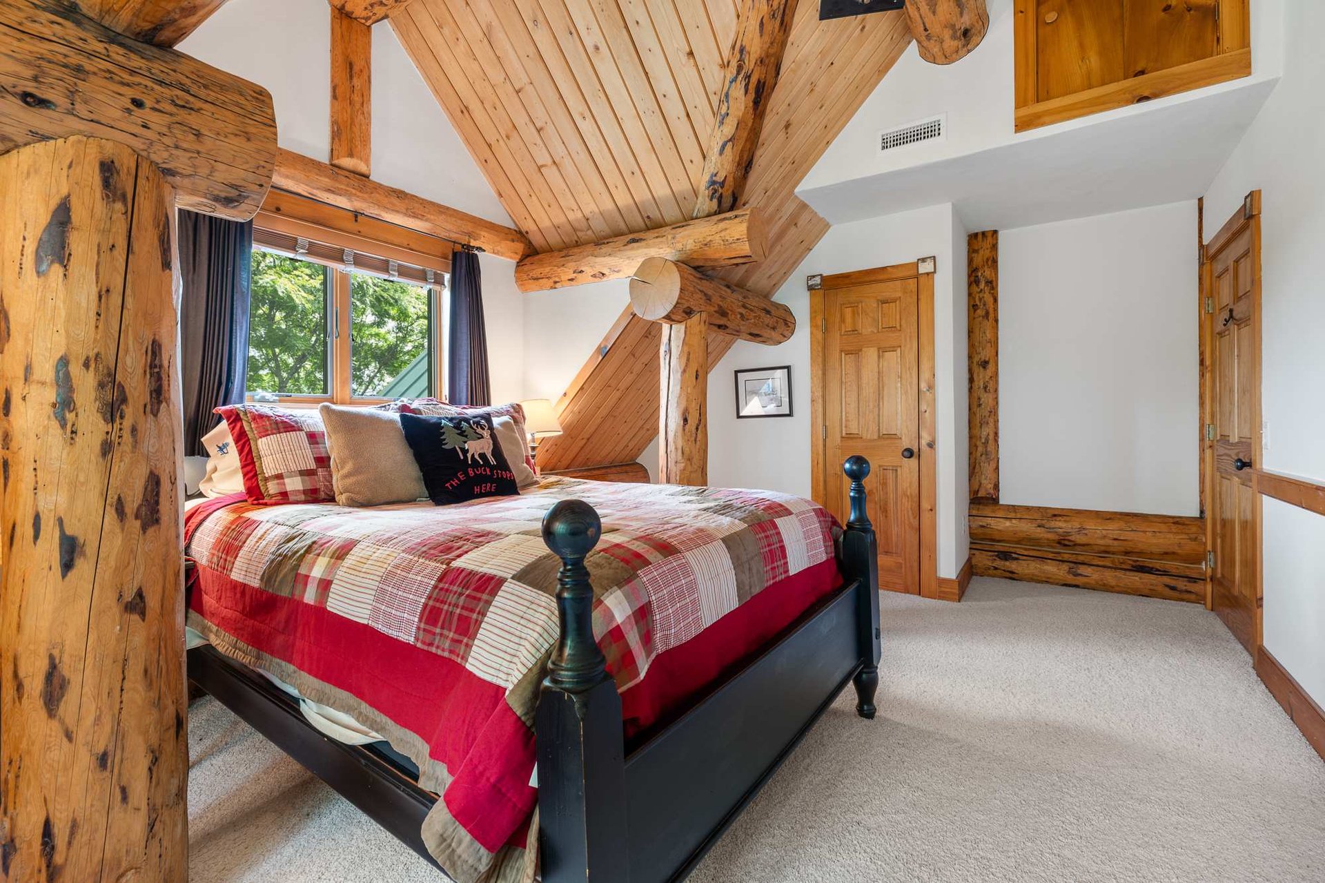 Exclusive Mountain Log Home - Monthly Rental Avail.