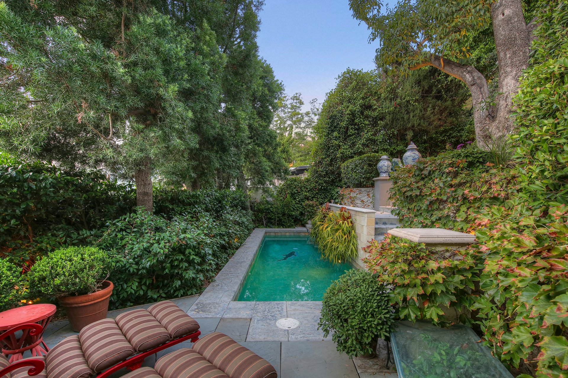   2471 Hollyridge Dr