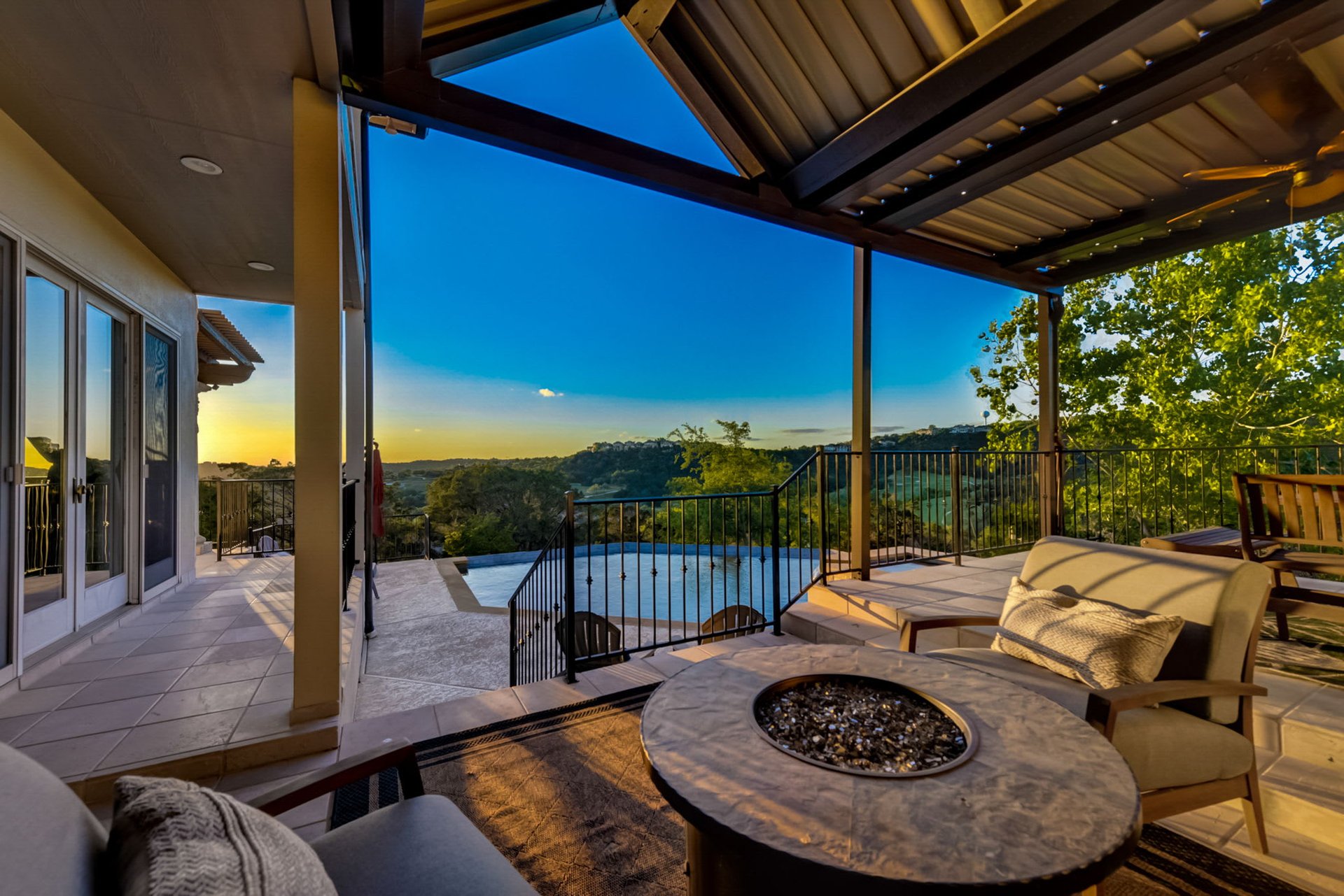 Hill Country Paradise: Luxurious 4/3 Home with Heated Pool/Spa and Spectacular Sunset Views in River Place!