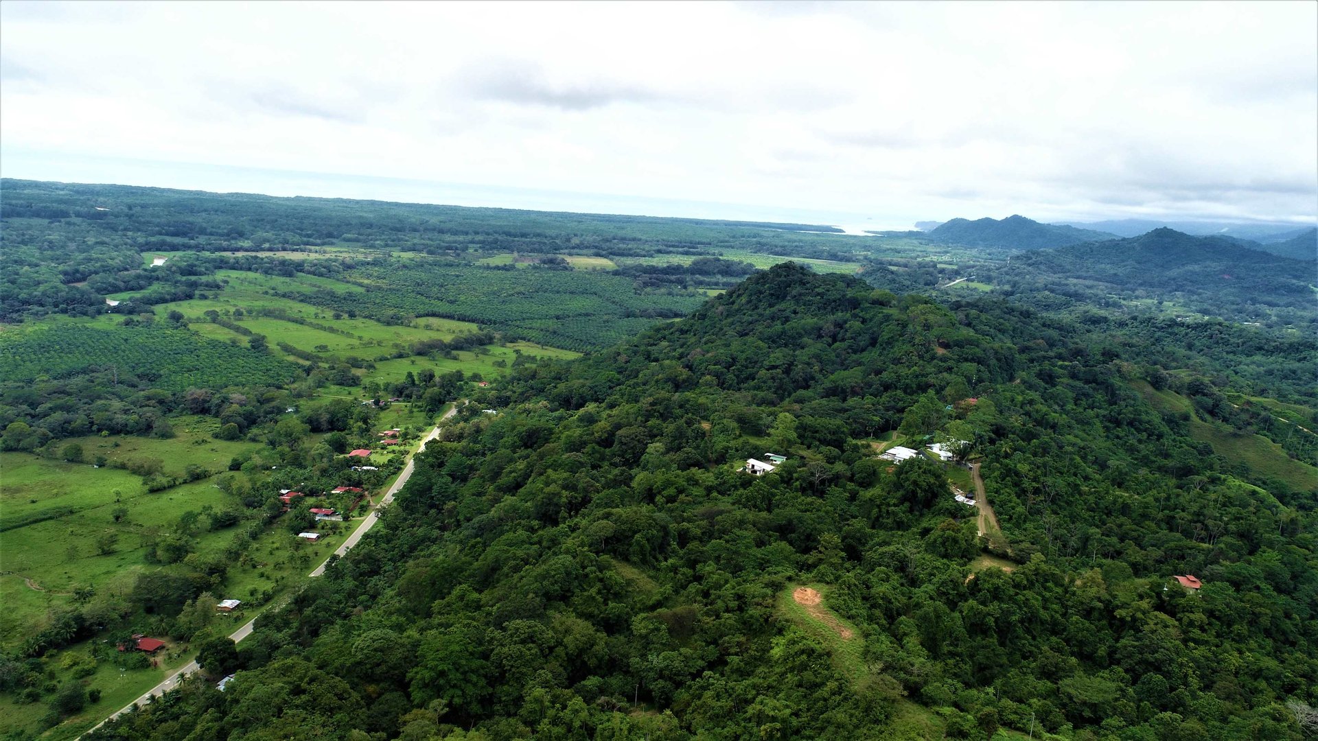 9 acres property with 360 panoramic views and 80m highway frontage