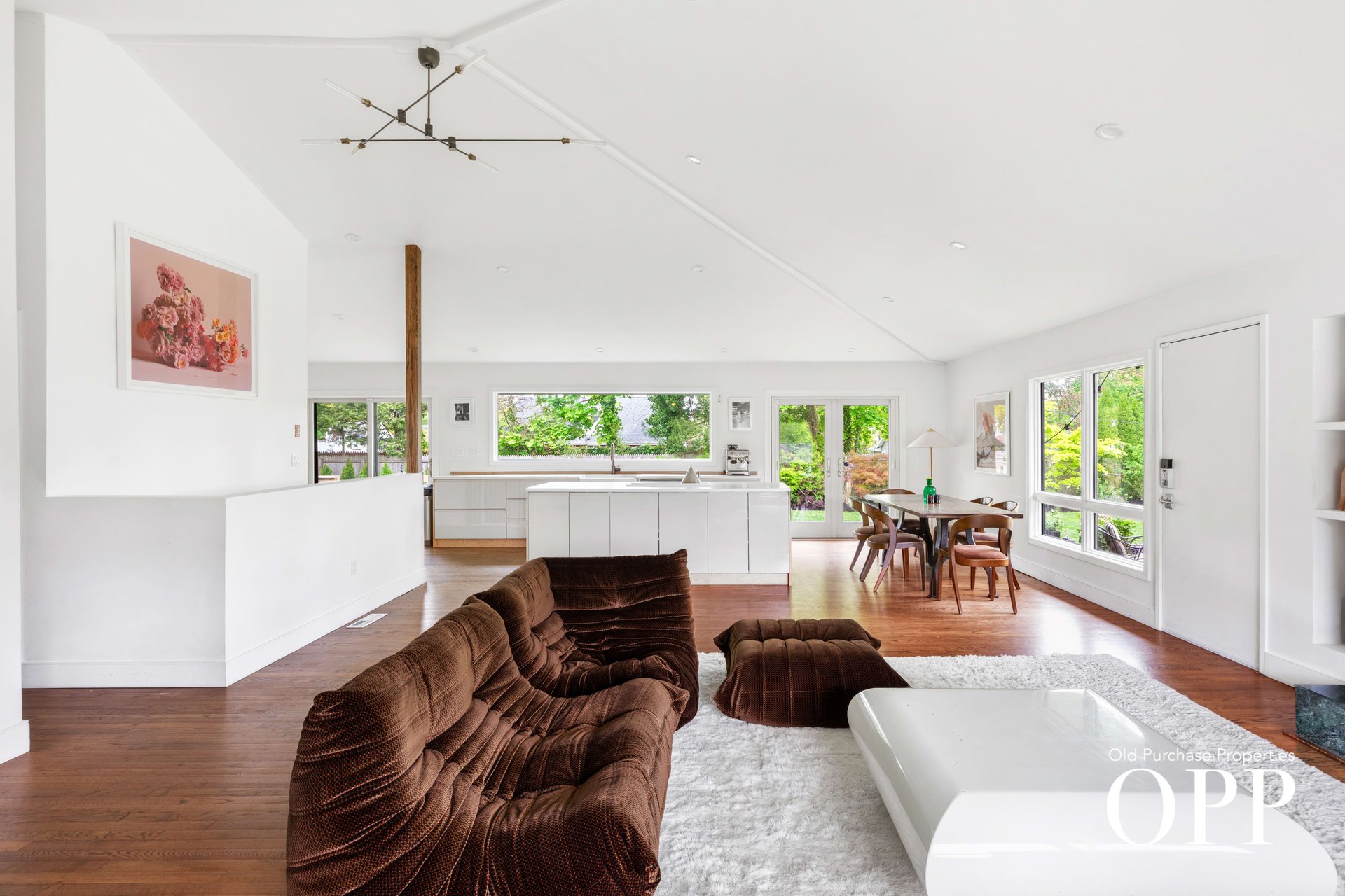 MID-CENTURY MODERN GEM IN THE HAMLET
