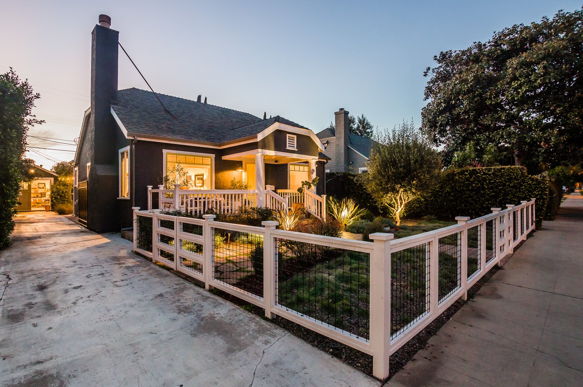 BEAUTIFUL & BRIGHT circa-1920's Craftsman "Cal-Bungalow" Home in Larchmont Village.