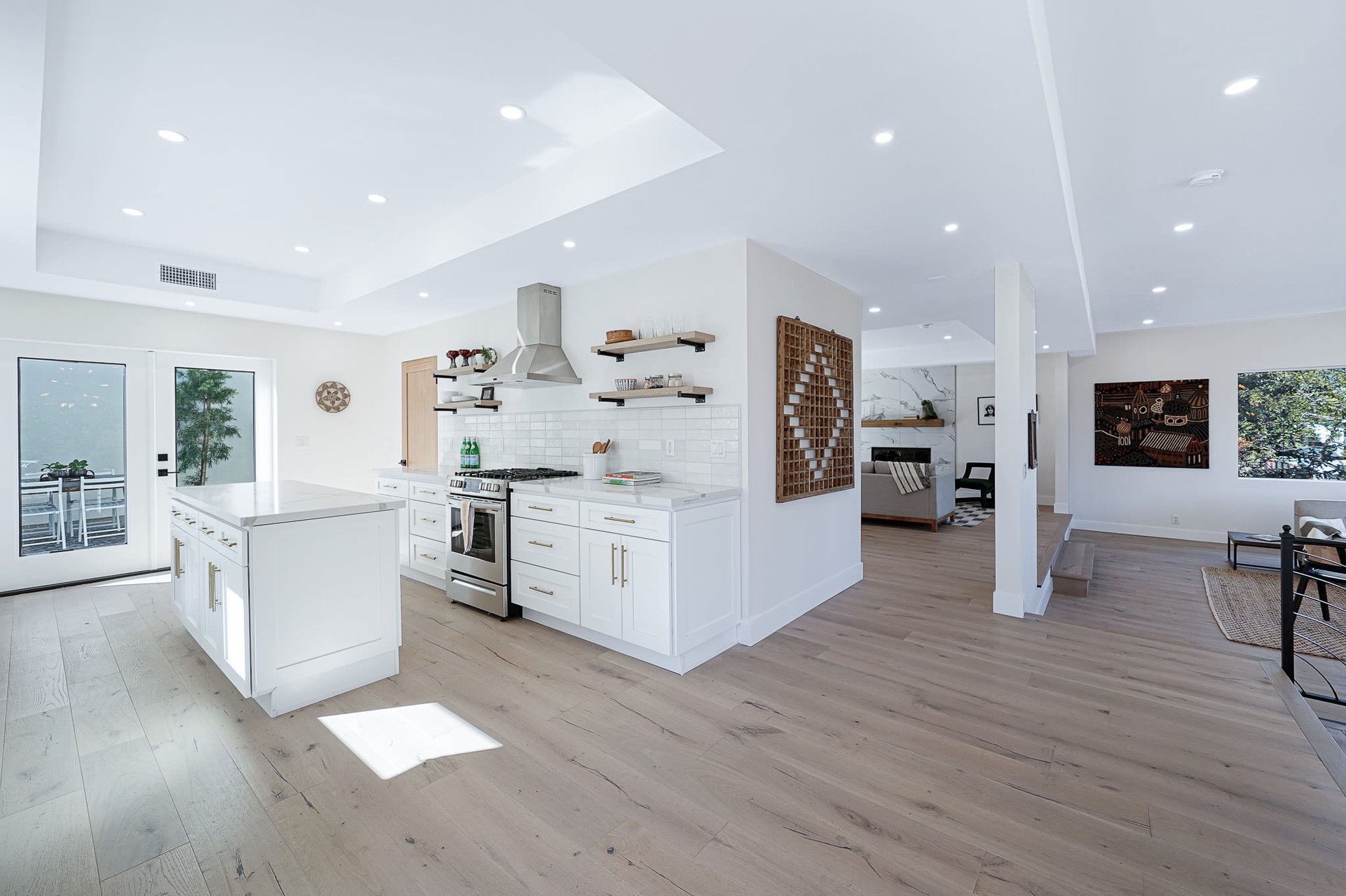 Immaculate & Turnkey Contemporary Home in Hollywood Hills