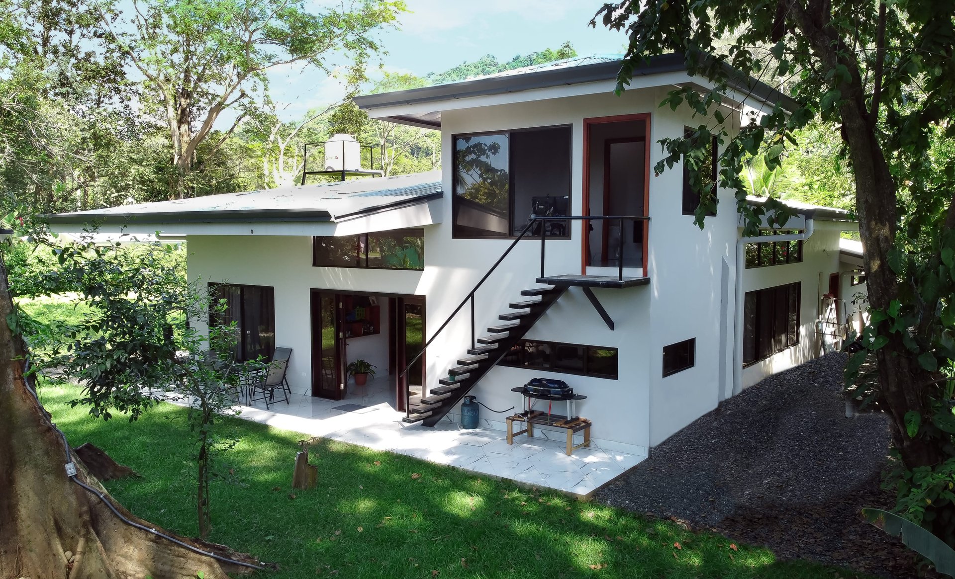 BRAND NEW 3-bedroom home, 5 minutes to Dominical Beach.