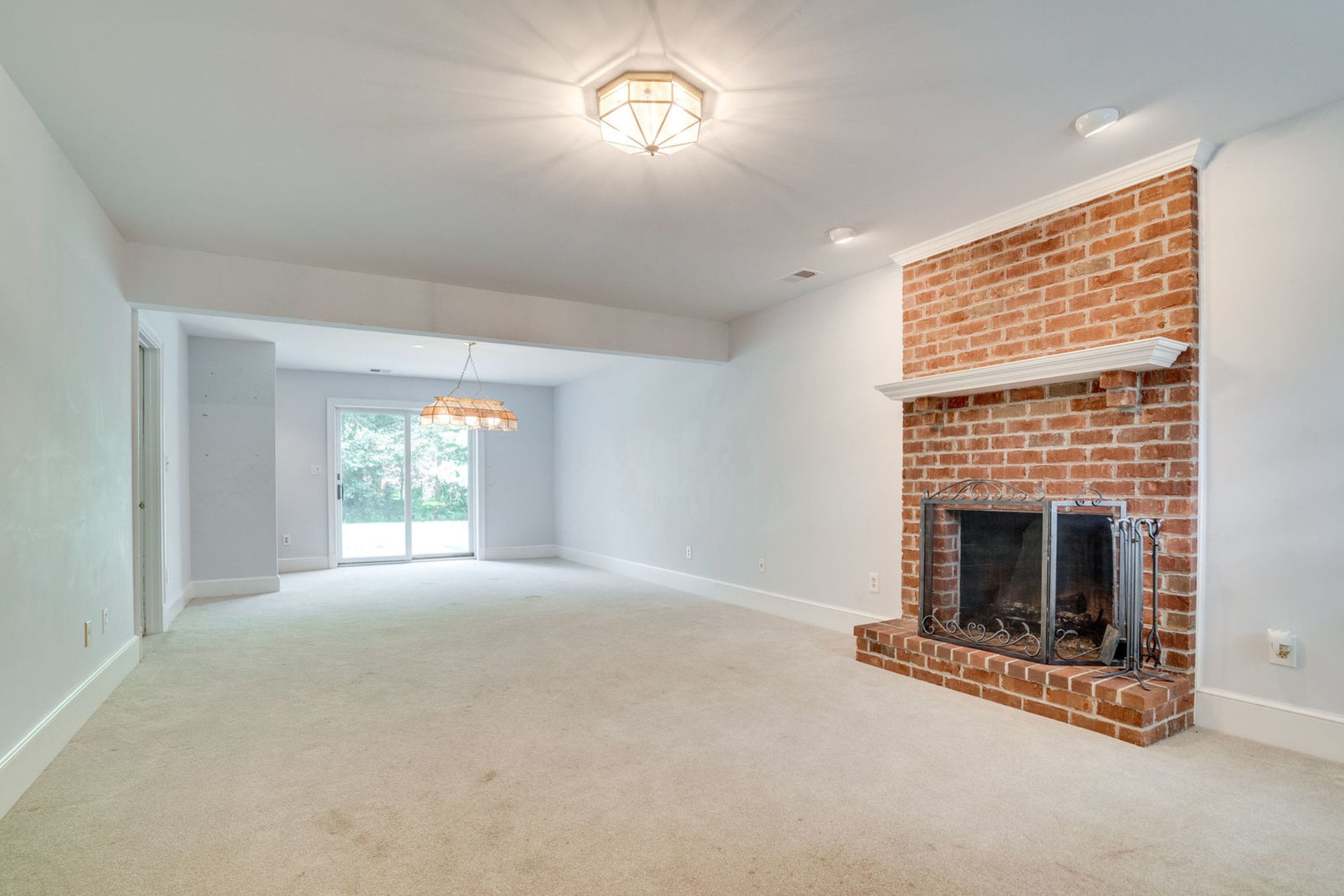 9496 Lynnhall Pl