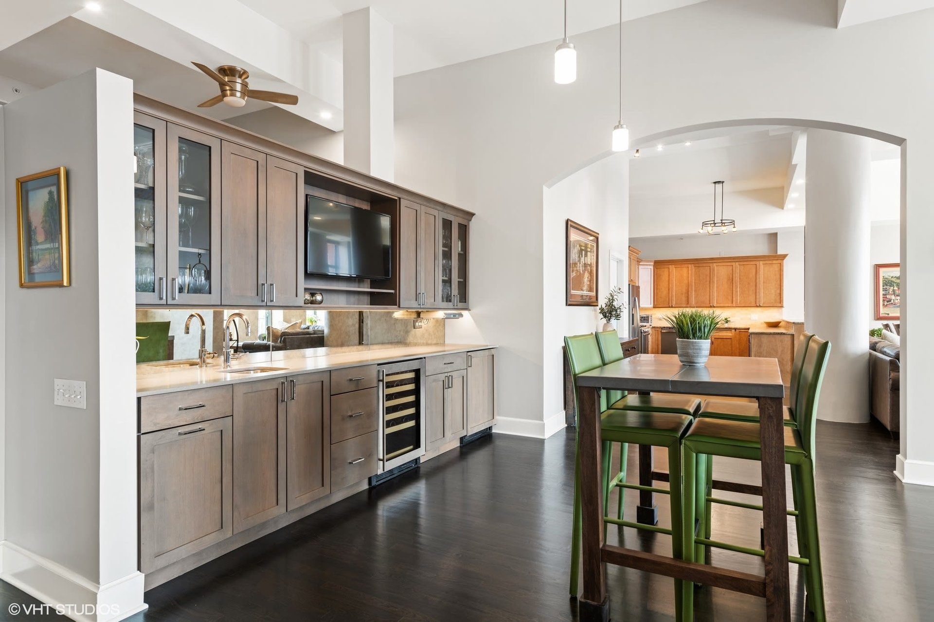 165 N Canal Street Unit: 1527-1528