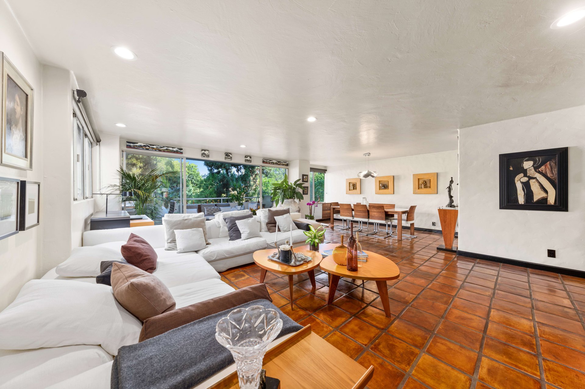 The Comstock #4E, Wilshire Corridor