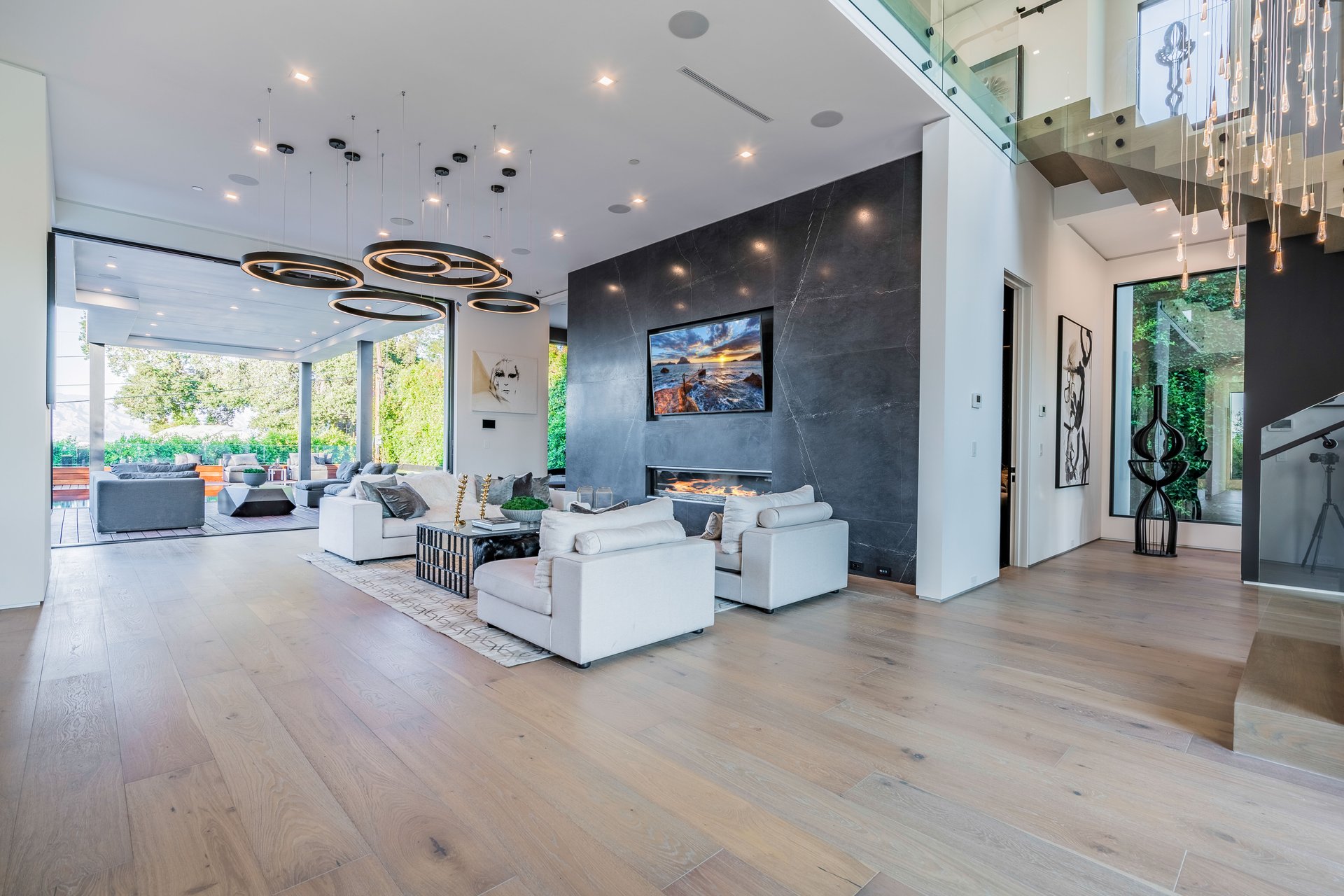 3958 Sunswept Dr