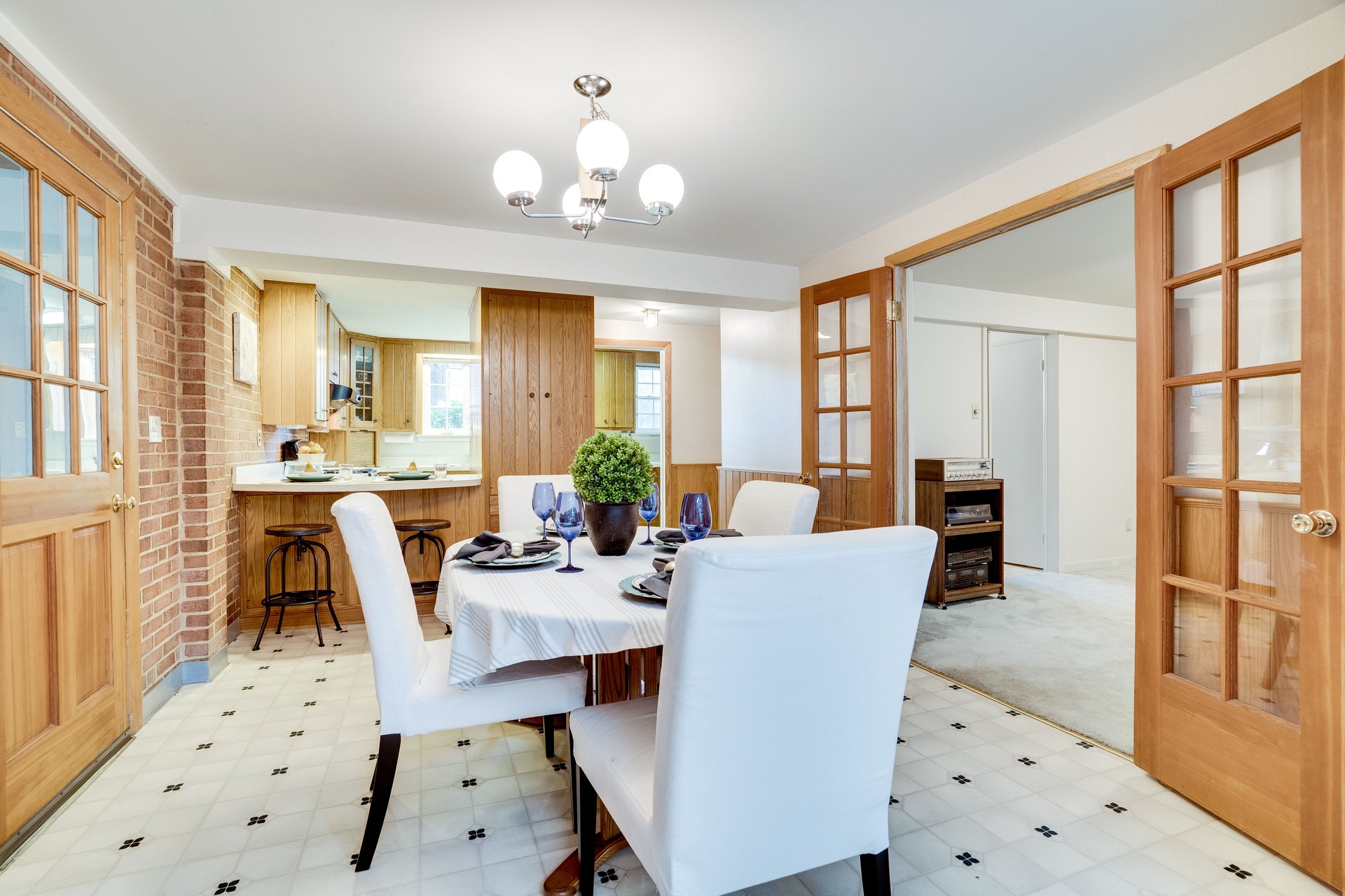 8609 Cyrus Pl
