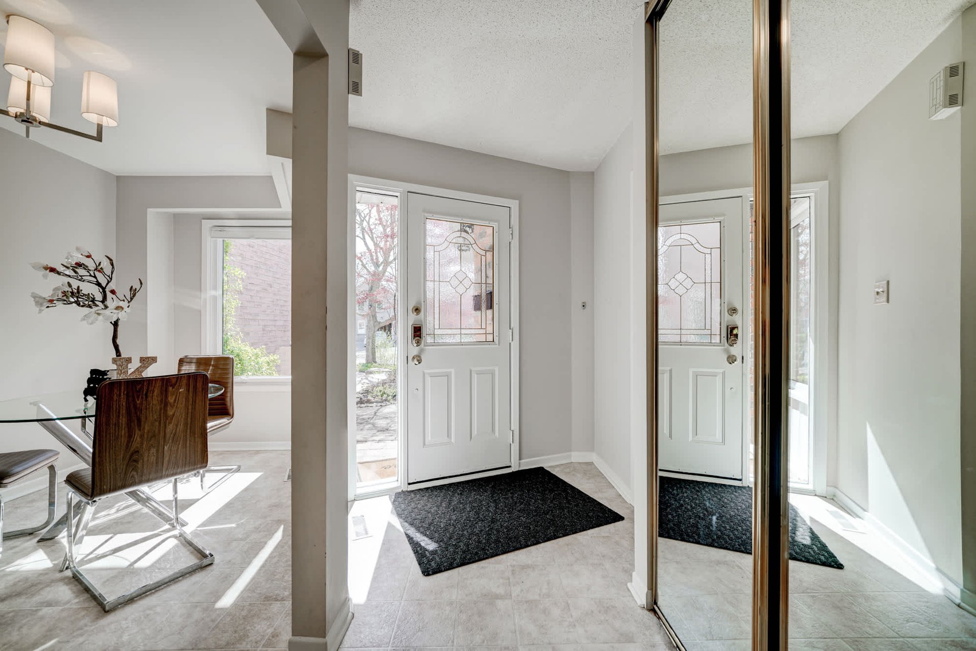 1087 Runnymead Cres