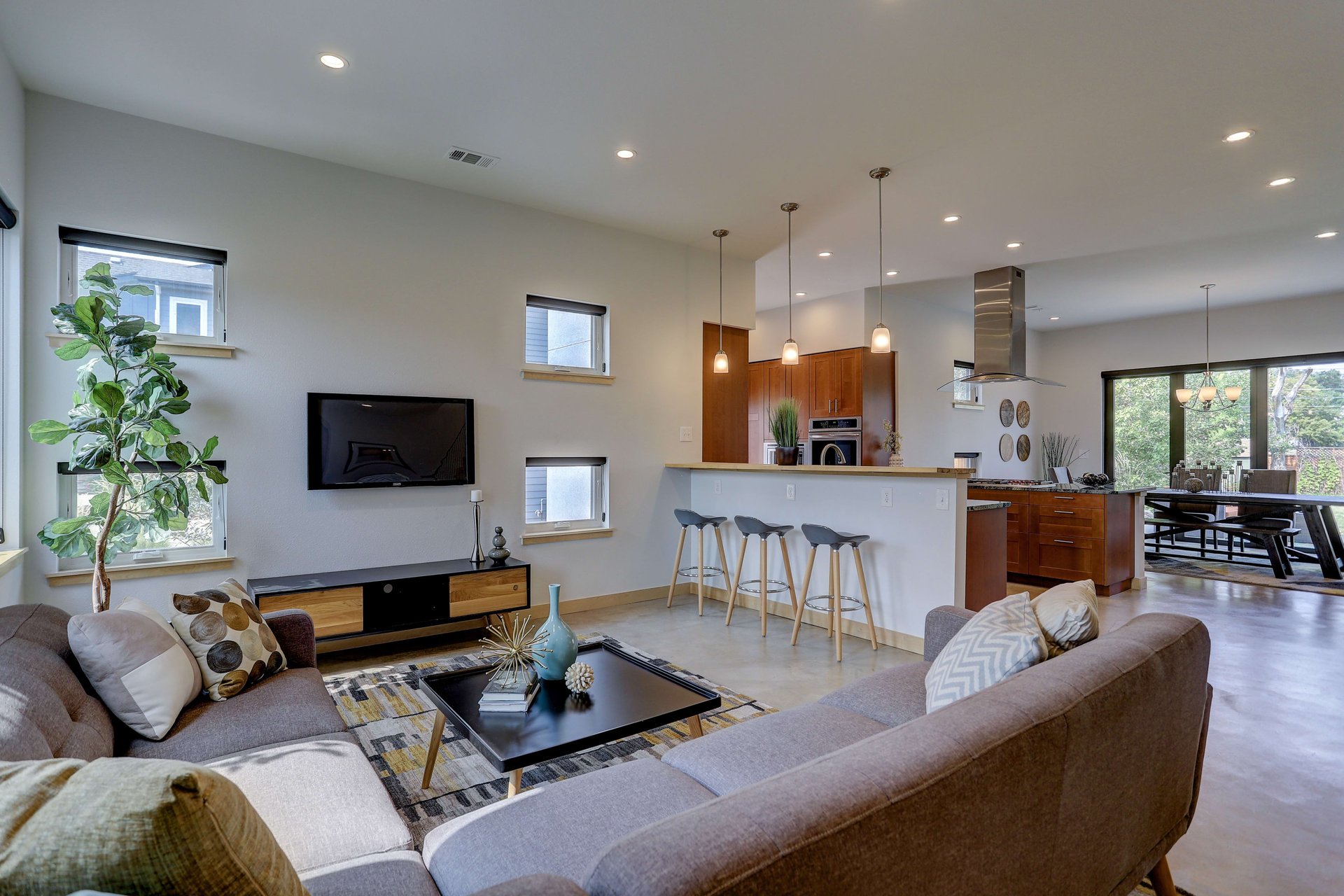 1235 Tamarack Ave