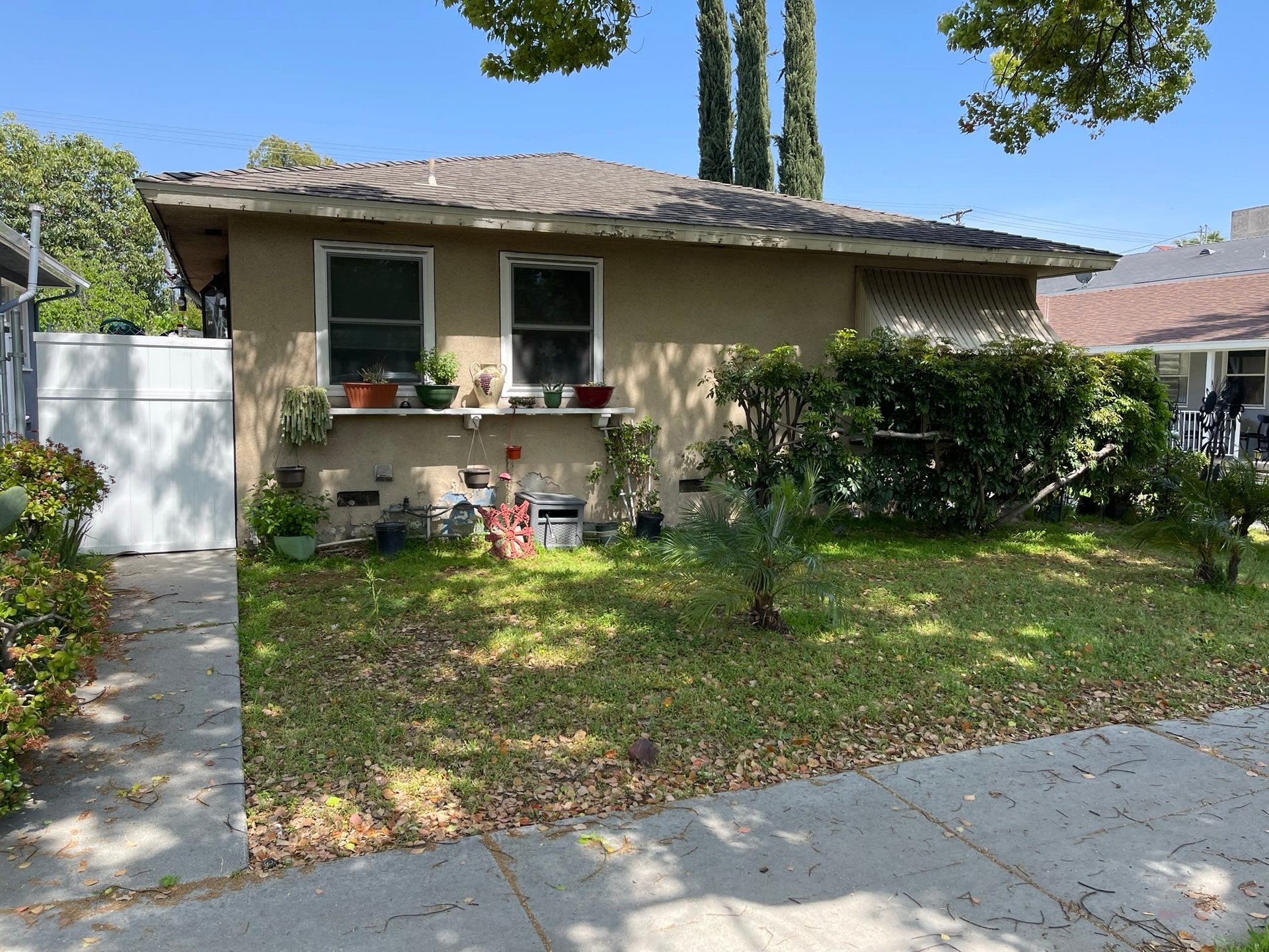 450 N Hollywood Way