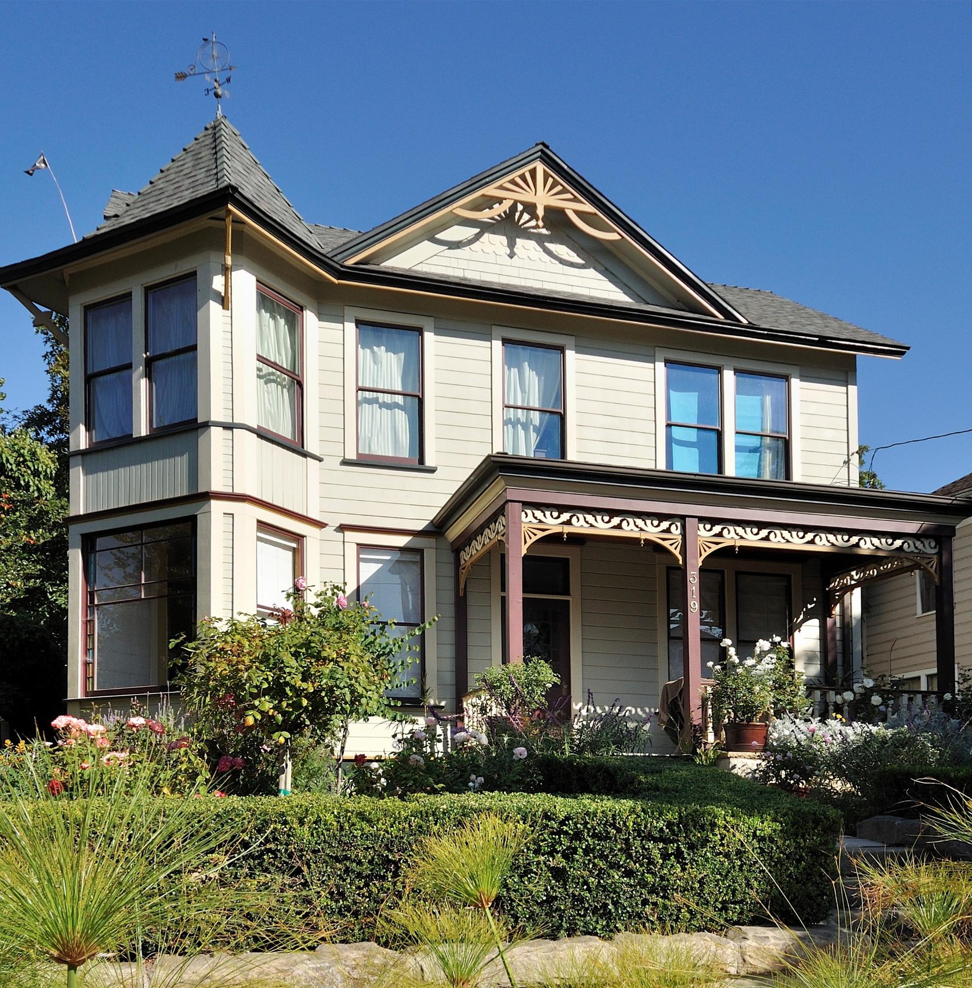 319 W Ortega St