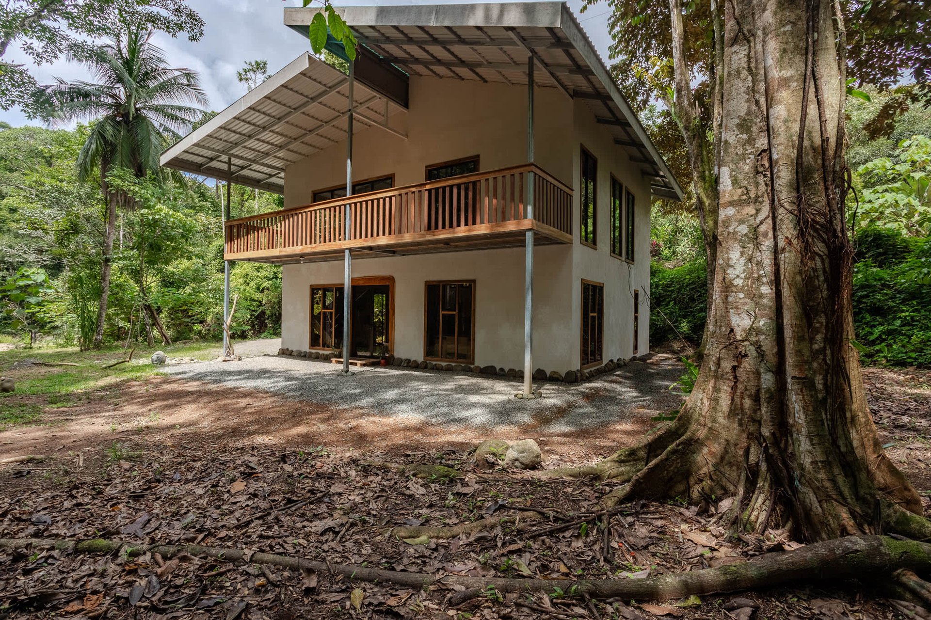 Prime Investment Opportunity In Uvita’s Premier Location:  Casa Casario – Your Fixer-Upper Dream!