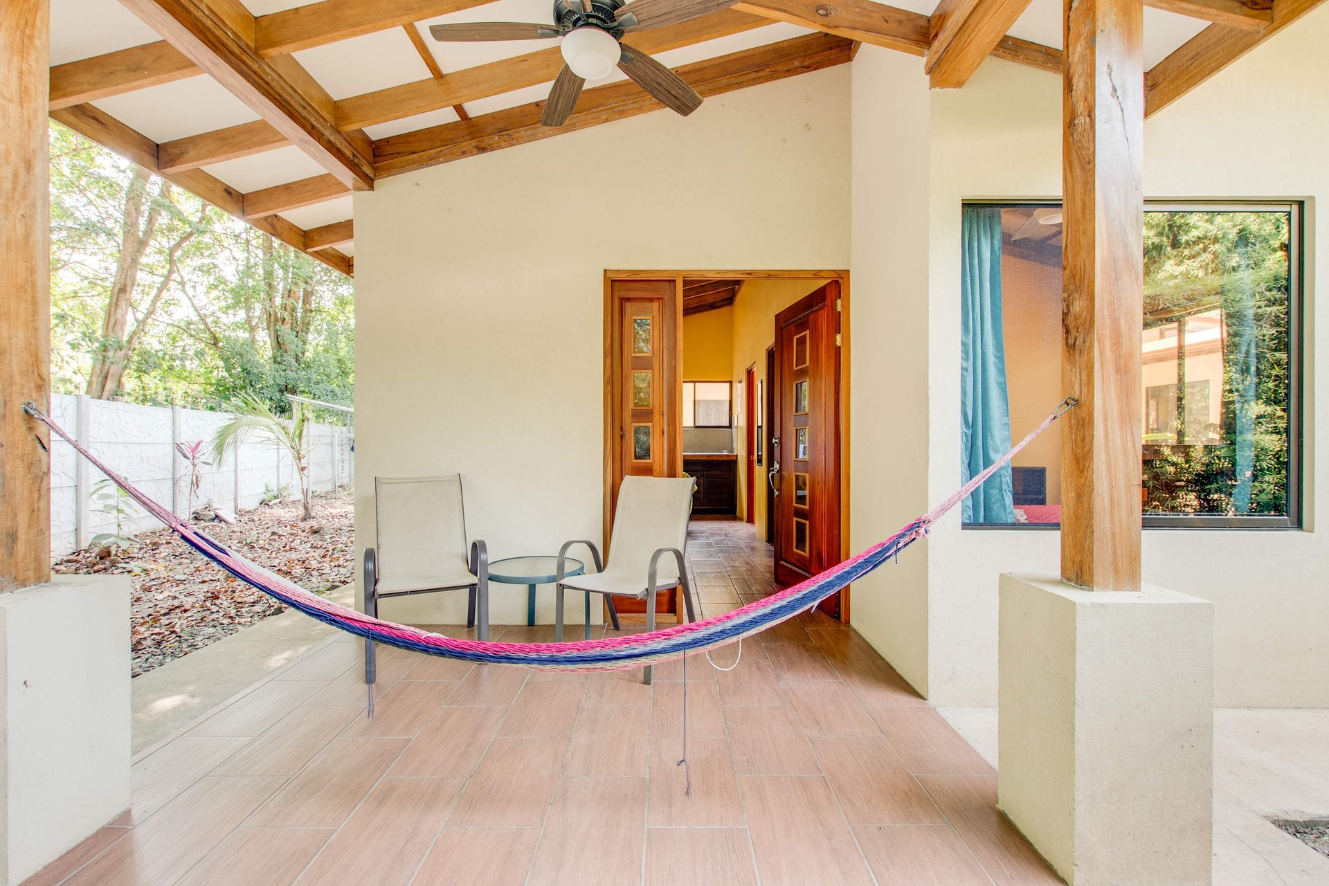A highly-rated and high-occupancy resort with a hotel, cabins, on-site restaurant and a pool an easy 5-minute walk from PLAYA UVITA and Marino Ballena National Park!