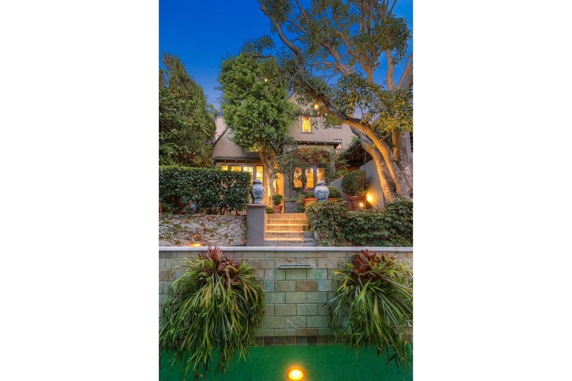   2471 Hollyridge Dr
