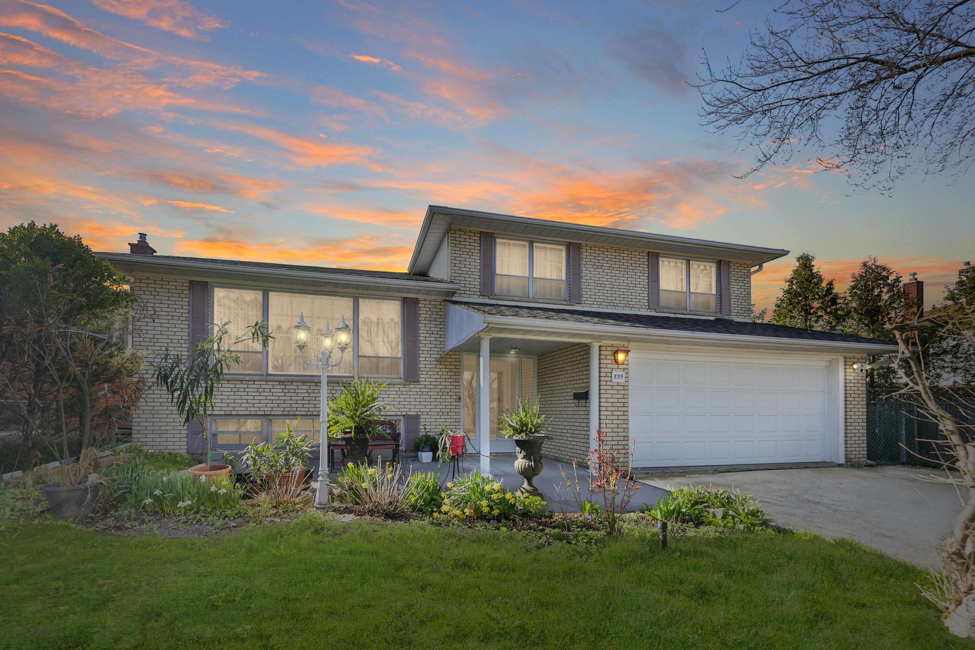 899 Hollowtree Cres