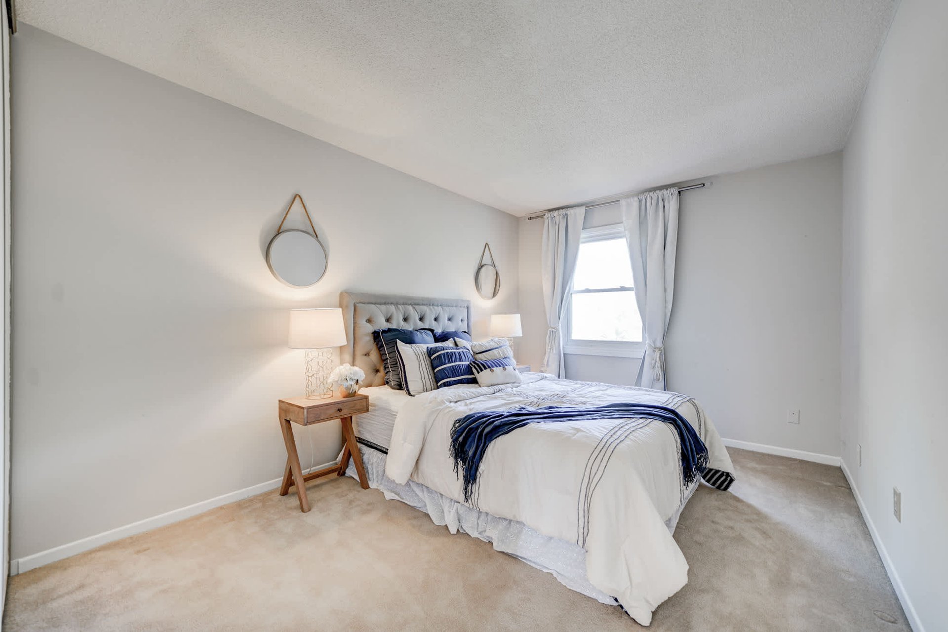 1087 Runnymead Cres