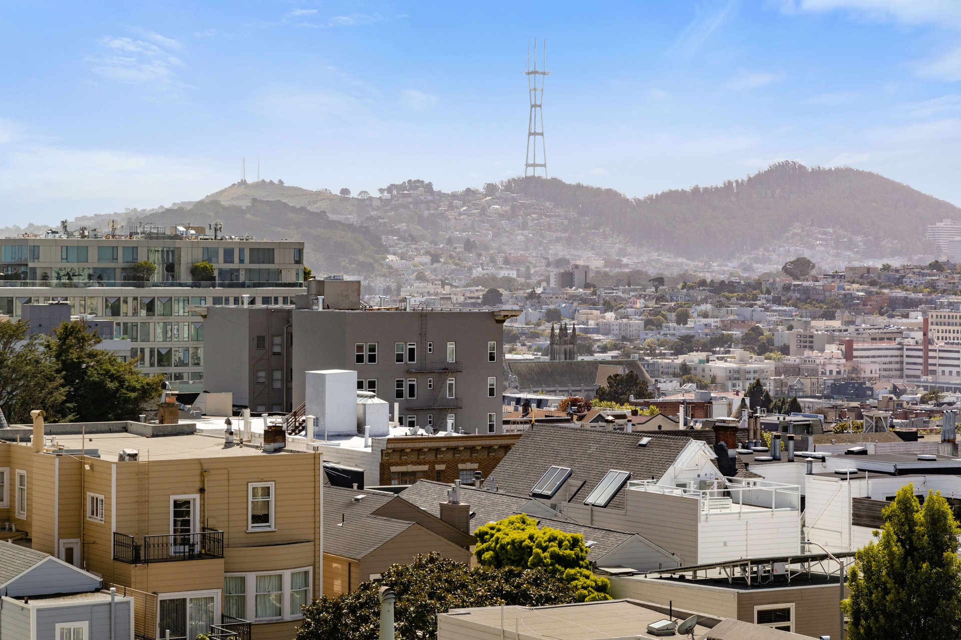 Just-Renovated Pacific Heights Condo With Southern Views