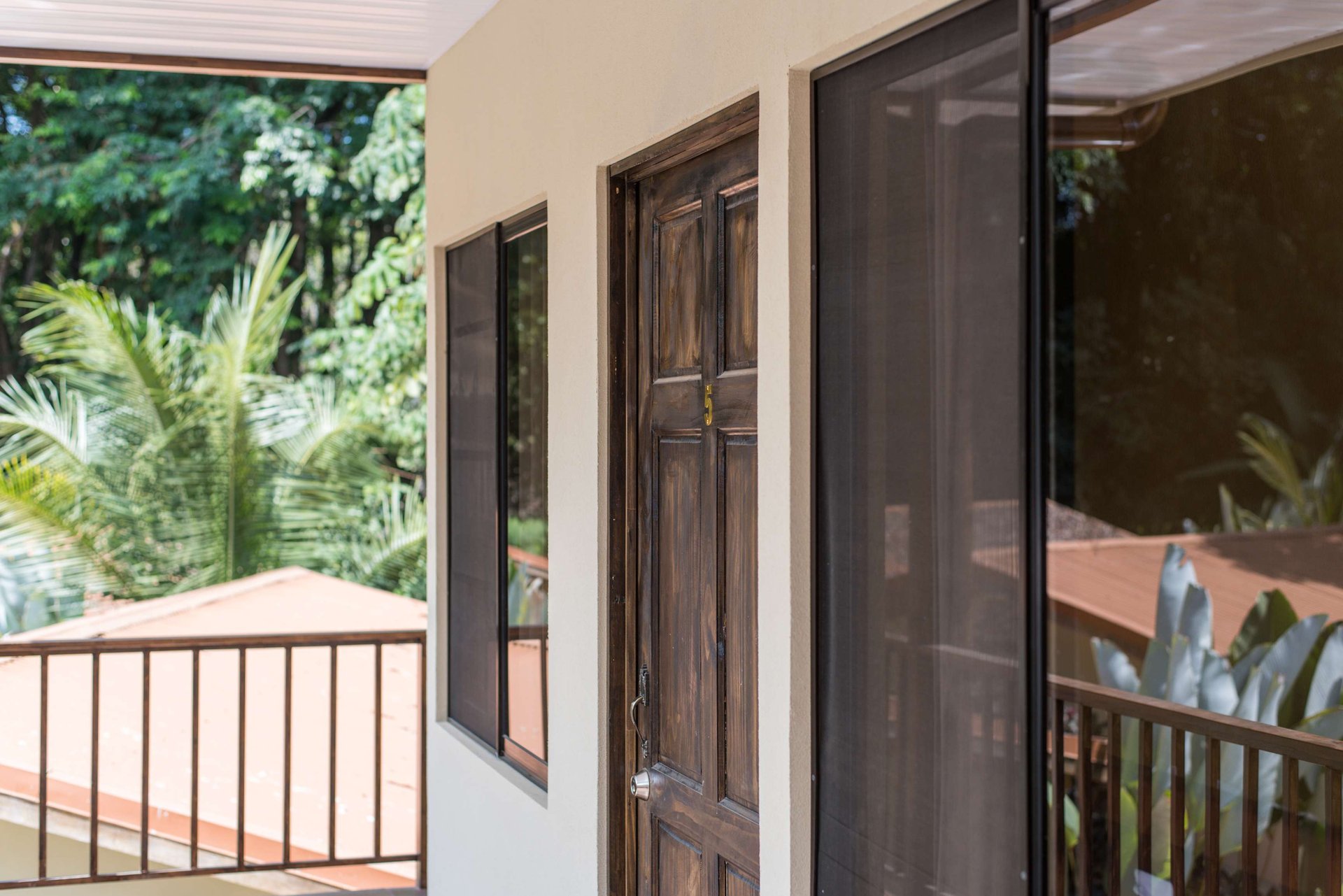 A highly-rated and high-occupancy resort with a hotel, cabins, on-site restaurant and a pool an easy 5-minute walk from PLAYA UVITA and Marino Ballena National Park!