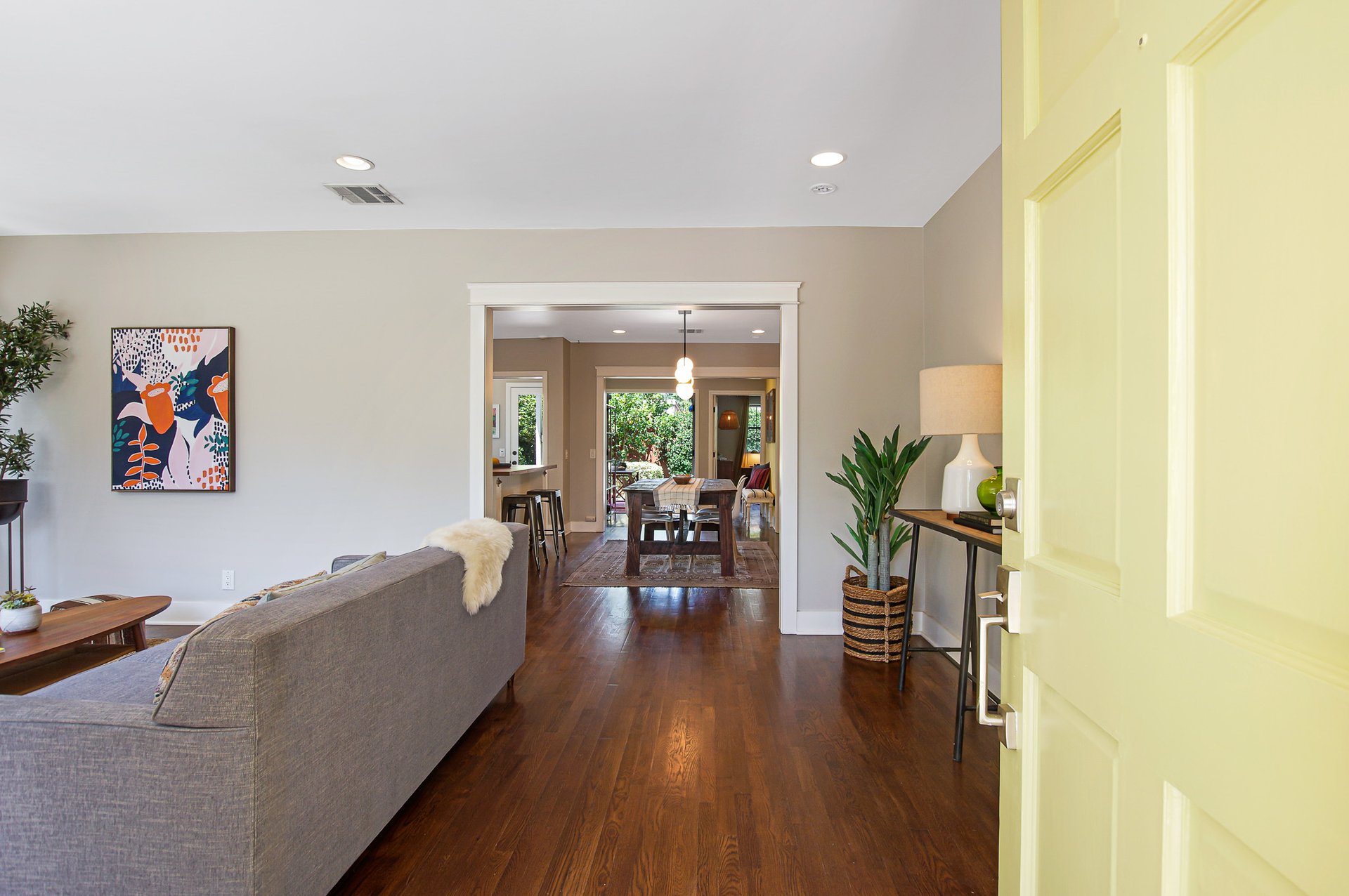 BEAUTIFUL & BRIGHT circa-1920's Craftsman "Cal-Bungalow" Home in Larchmont Village.
