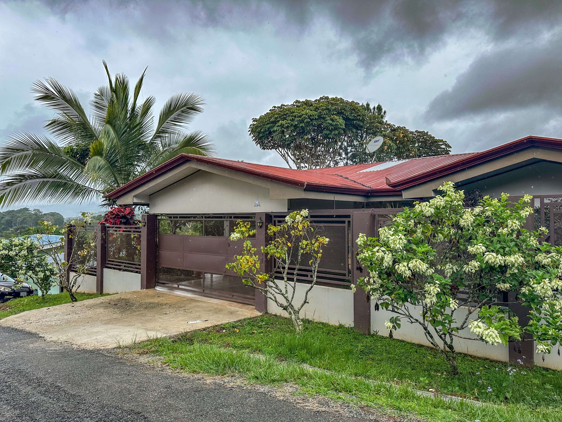 Costa Rican Gem: Spacious 4BR Home with Fruit Trees, Fully Furnished