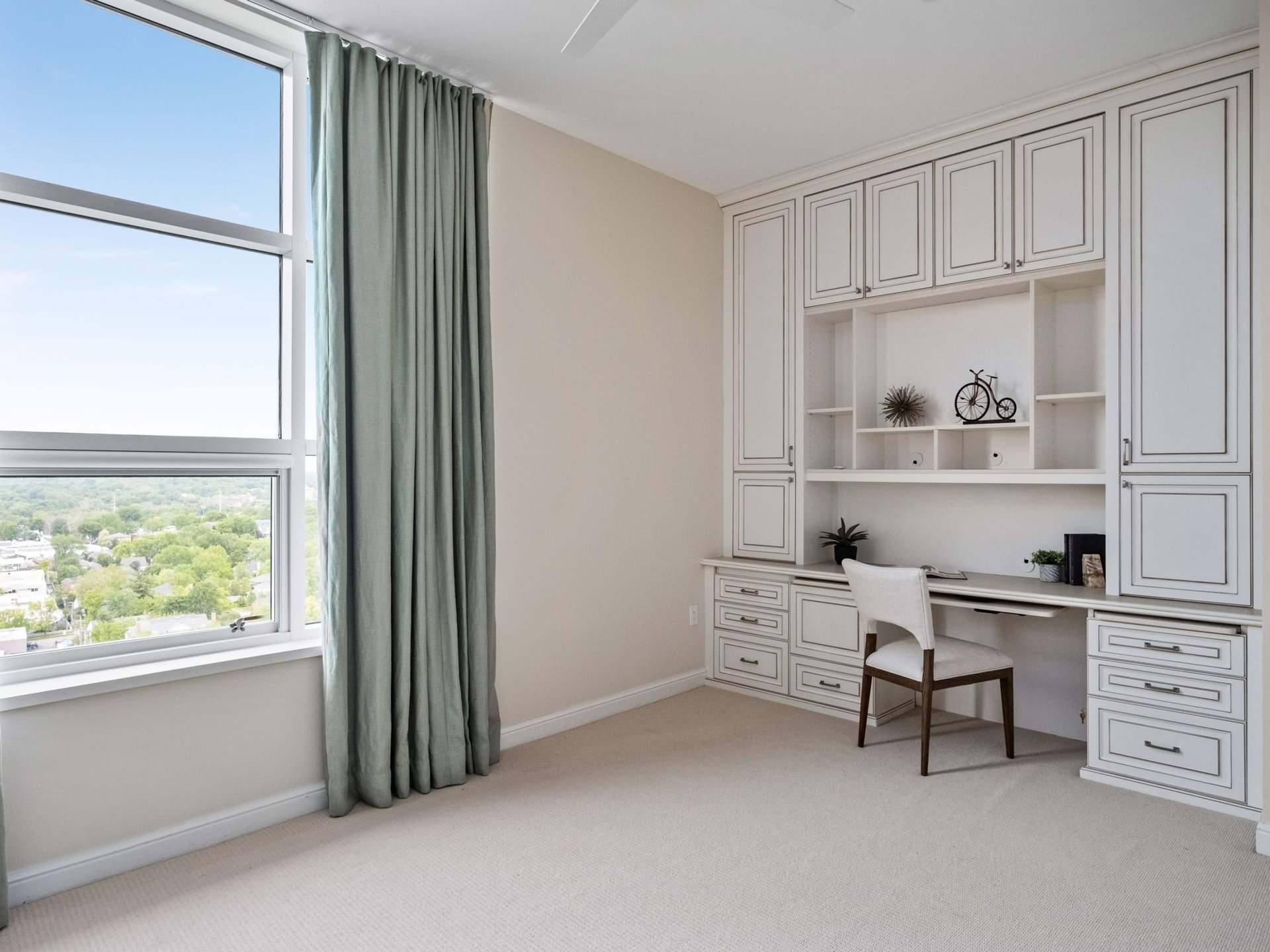 8025 Maryland Avenue , Unit 13E